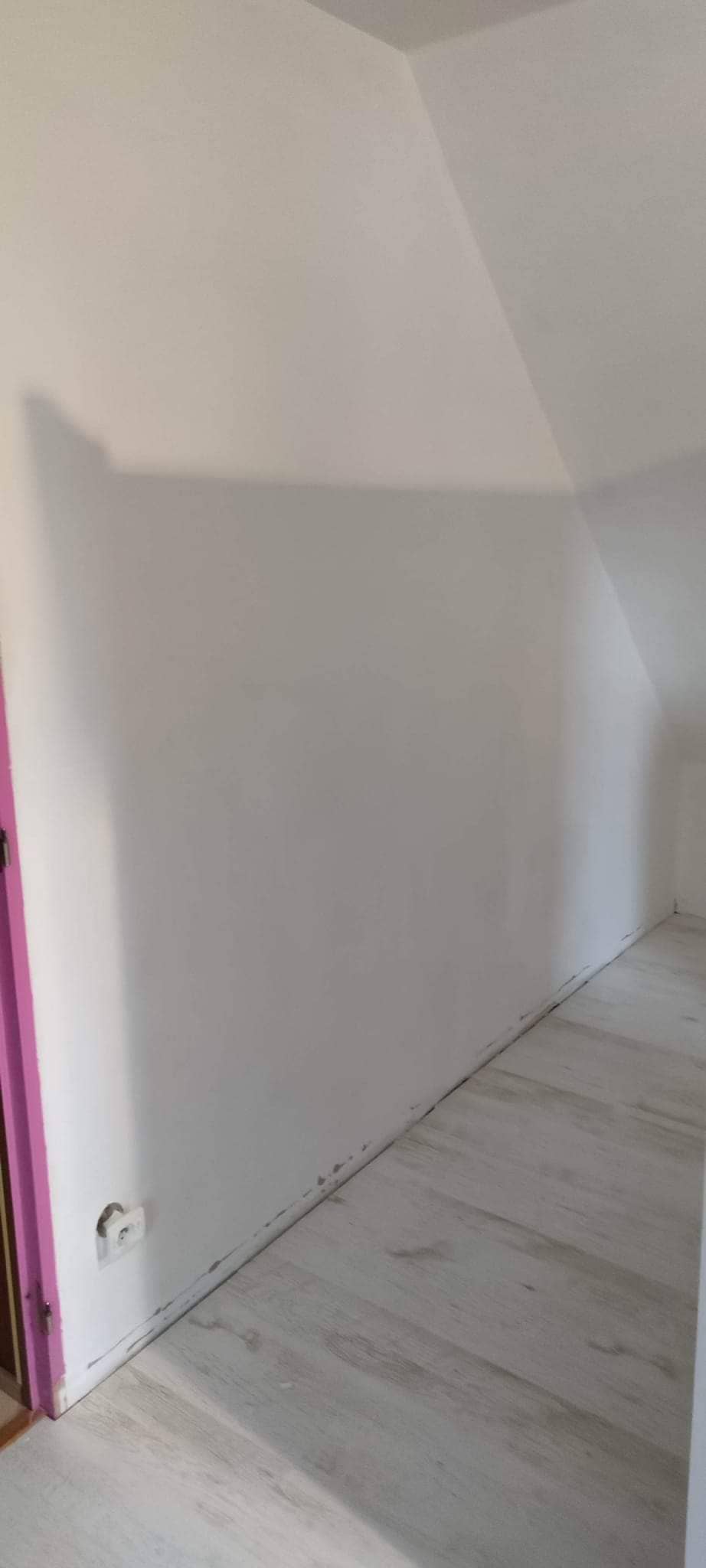 Rénovation d'une chambre. Suppression de l'armoire et du papier peint.
Plombier Baron sur odon..