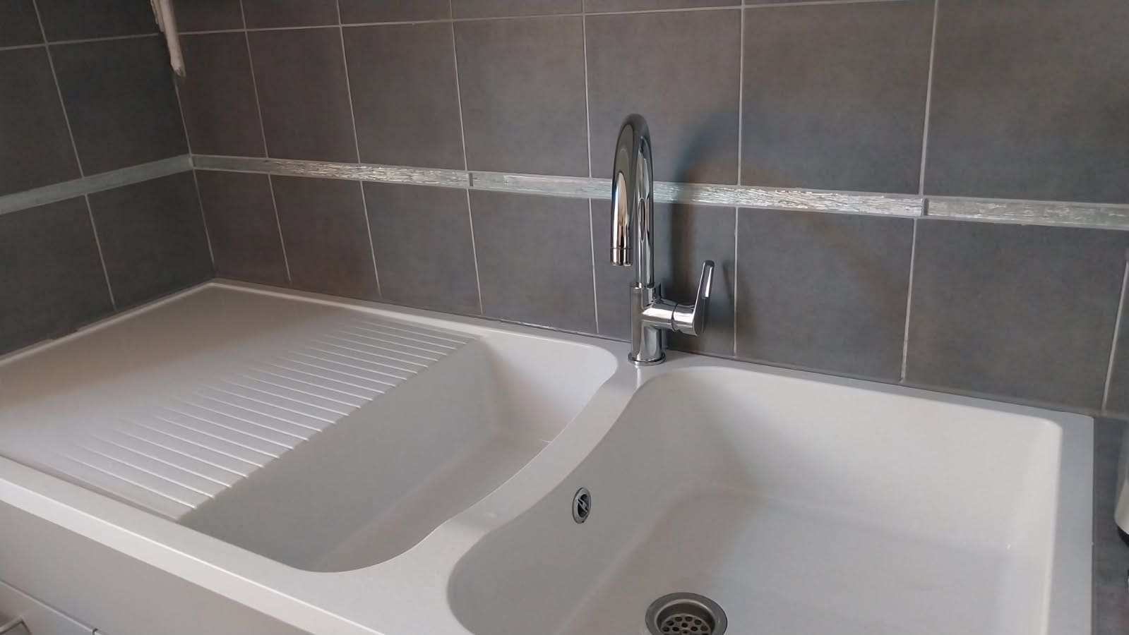 Rénovation d'une cuisine. La tuyauterie et l'installation est relativement agées. Remplacement du tube en cuivre, d'une vanne d'arrêt et de l'évacuation. Pose d'un meuble sous-évier, de l'évier, d'un mitigeur et de la faïence. 