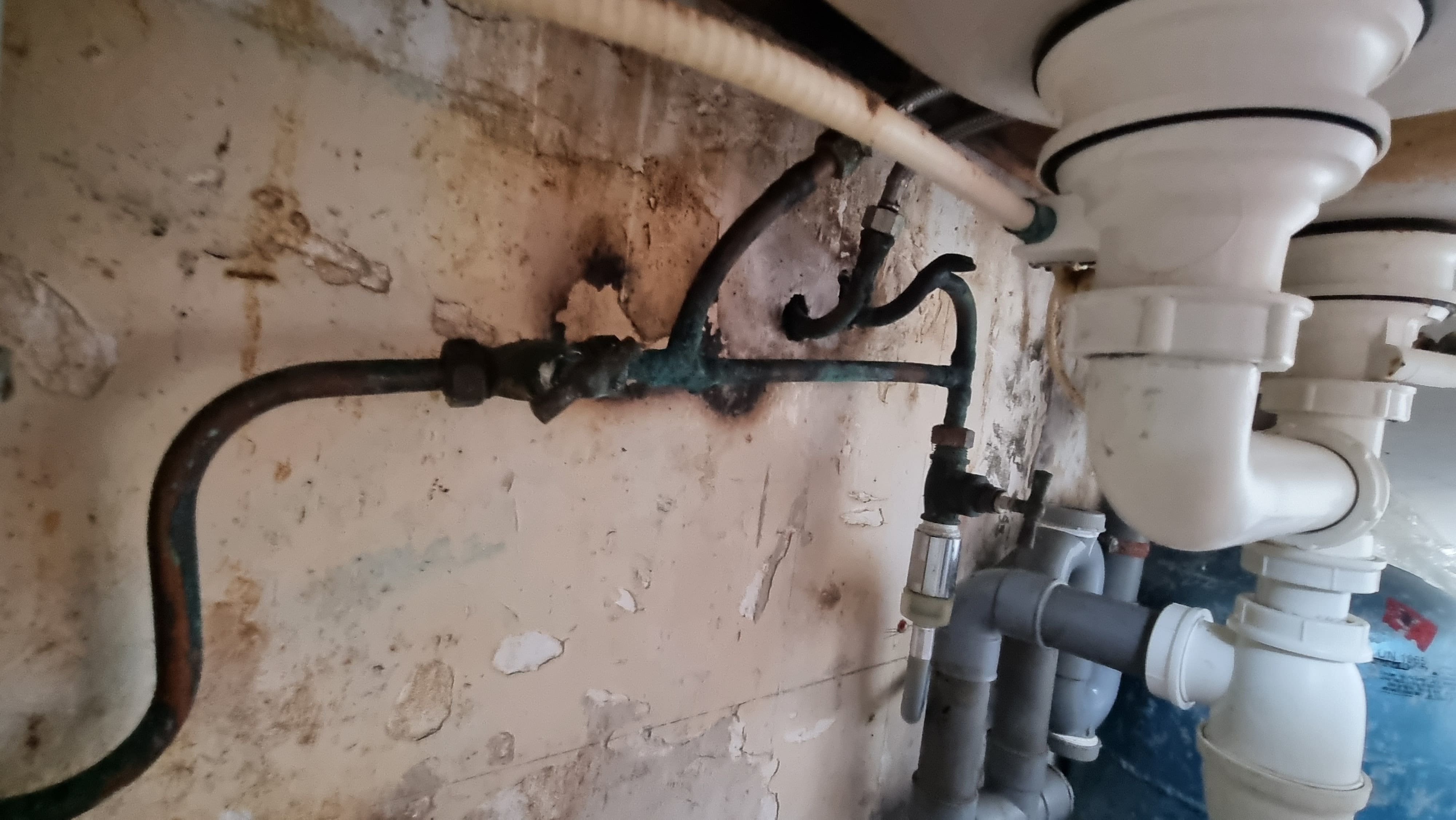 Rénovation d'une cuisine. La tuyauterie et l'installation est relativement agées. Remplacement du tube en cuivre, d'une vanne d'arrêt et de l'évacuation. Pose d'un meuble sous-évier, de l'évier, d'un mitigeur et de la faïence. 