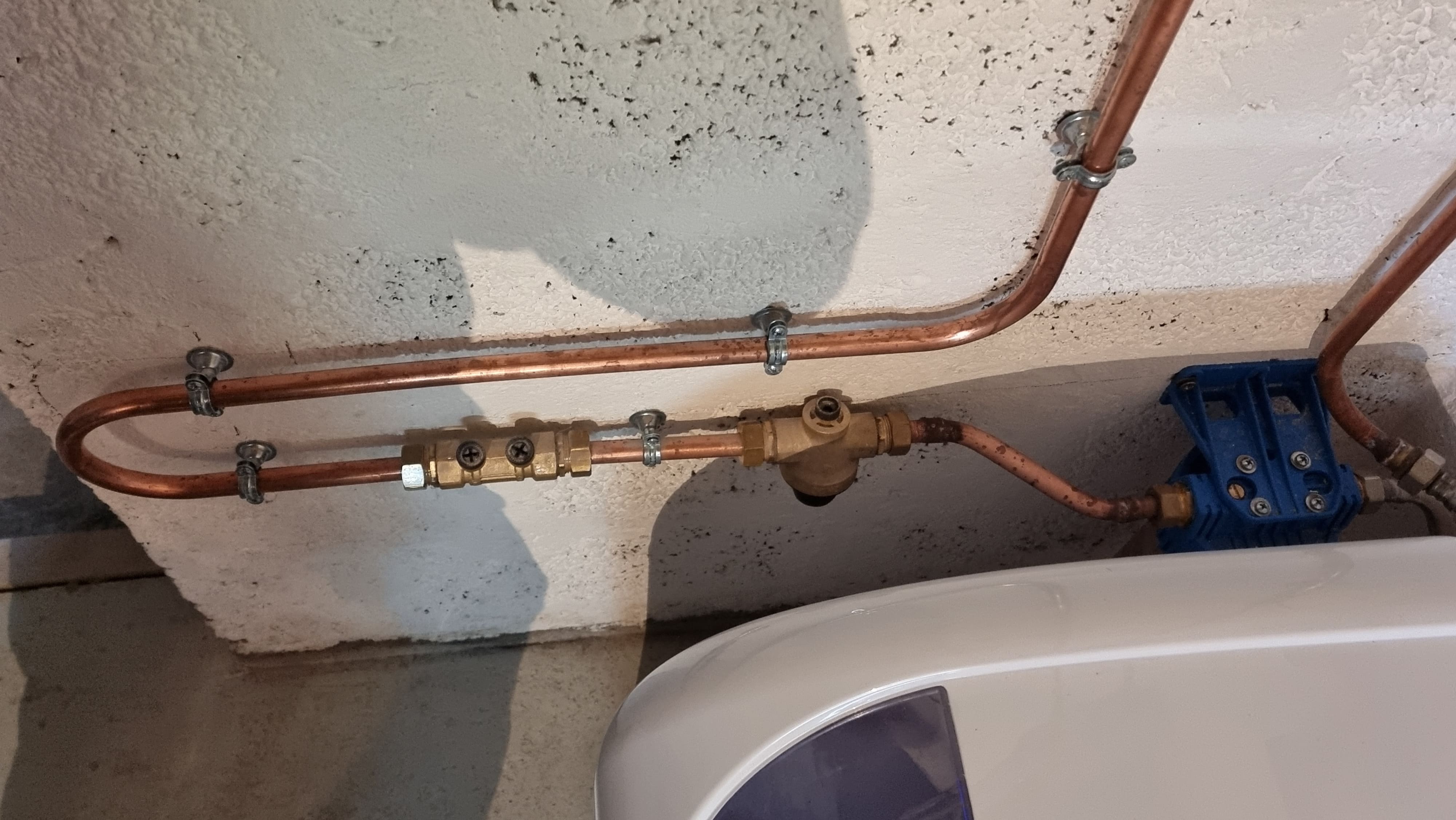 L'eau est relativement calcaire de notre région. Installation d'un adoucisseur au sous-sol et d'un purificateur d'eau sous l'évier de la cuisine.
Modification de l'arrivée d'eau principale, mise en place d'un bypass avec des vannes d'arrêts et installation réalisée en cuivre et du per.