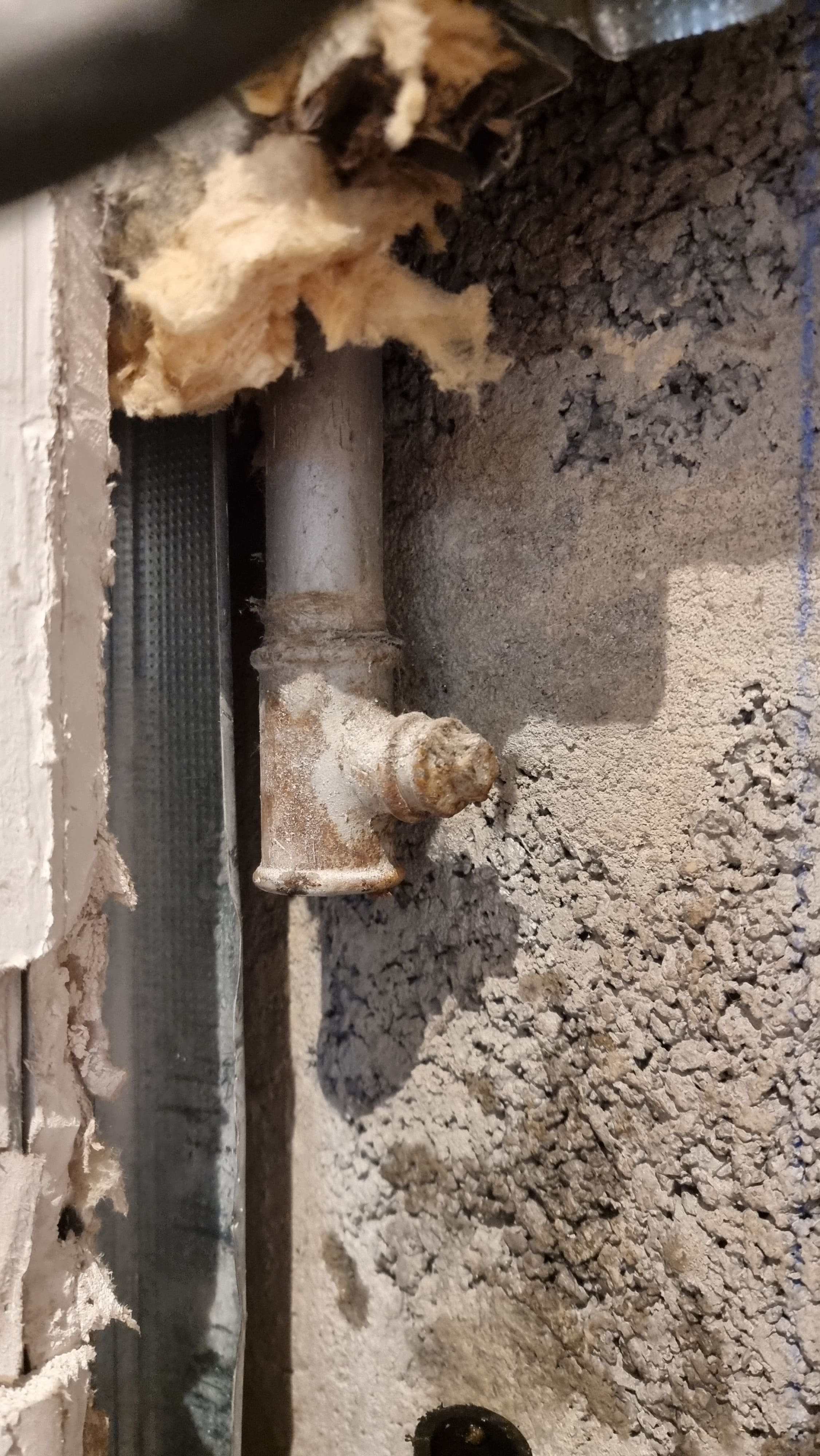 Arrivée d'eau principale au sous sol. Le robinet était rouillé et donc la poignet a cédée.
Plombier Hom d'Evrecy.