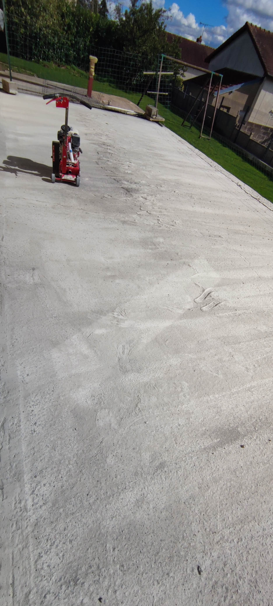 Nettoyage complet de la terrasse en la ponçant, en meulant les fissures, en plaçant la fibre pour éviter les fissures et pose de la moqette de marbre avec de certaines préparations a réspectées.
FJP Plomberie Evrecy
Evrecy, Verson, 
