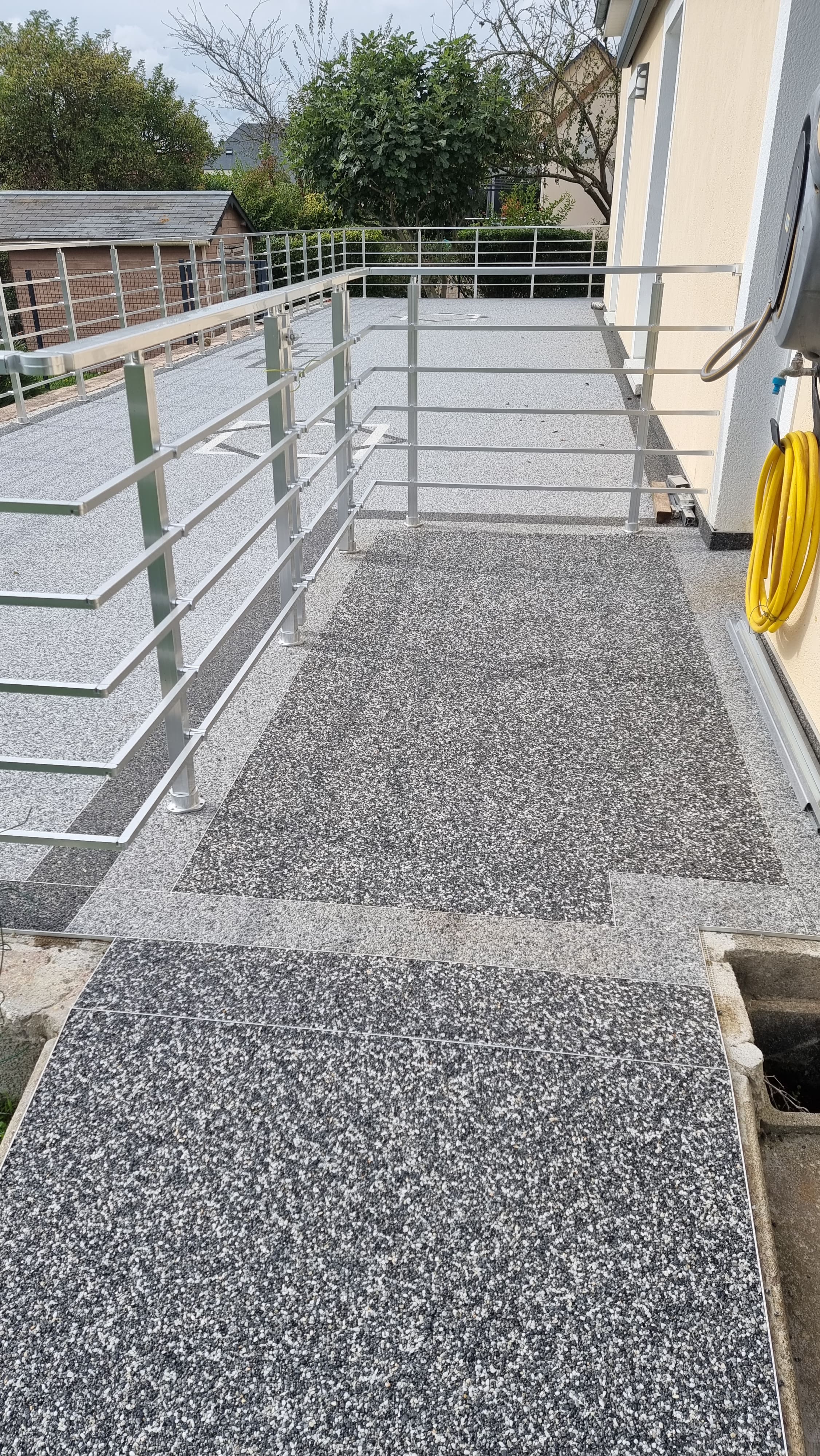 Moquette de marbre ou moquette de pierre réalisée sur ma terrasse en béton. Pose d'une rambarde en kite en aluminuim.
Caen, Venoix.