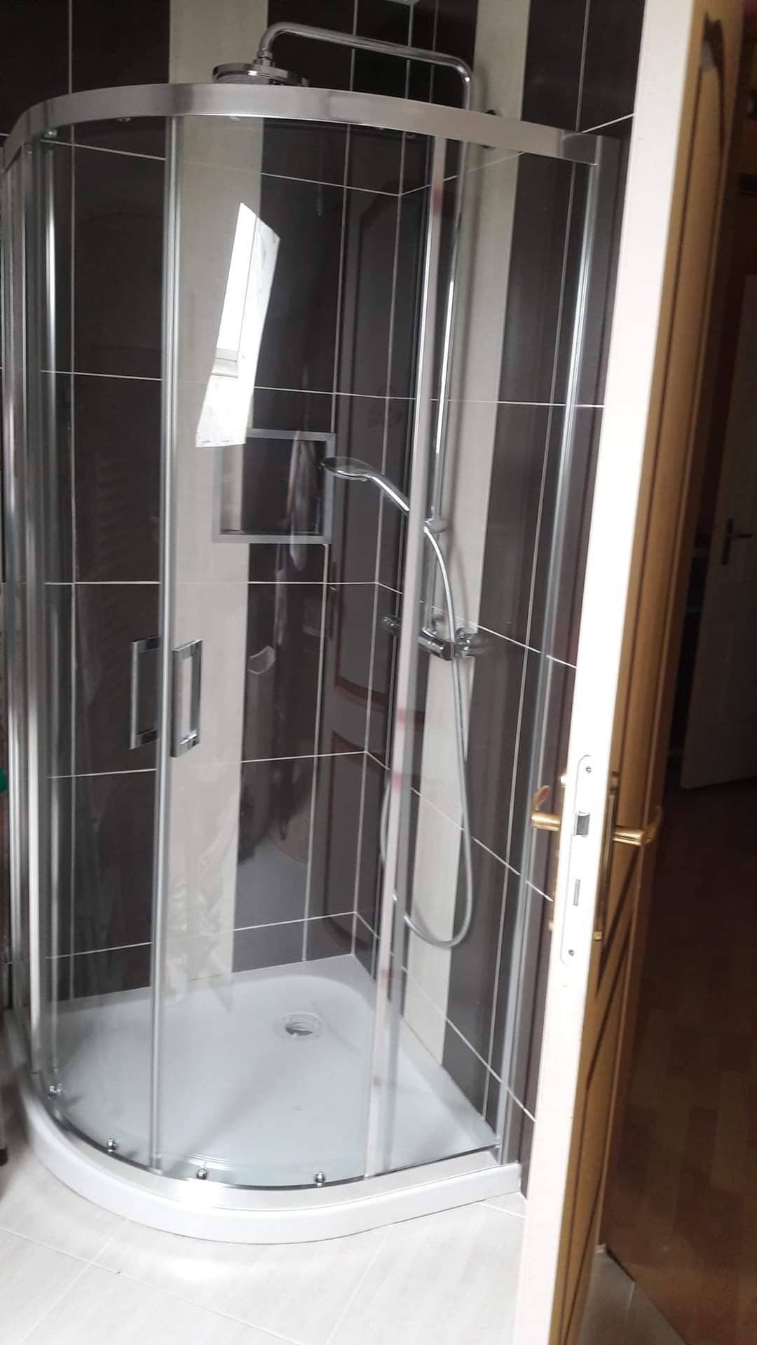 Rénovation d'une salle de bain. Suite à un dégât des eaux, j'ai du tout cassé et tout refaire. Placo, bandes, peinture, faïence et carrelage, douche, baignoire, montage de meuble sous-vasque, double vasque et armoire de toillette.