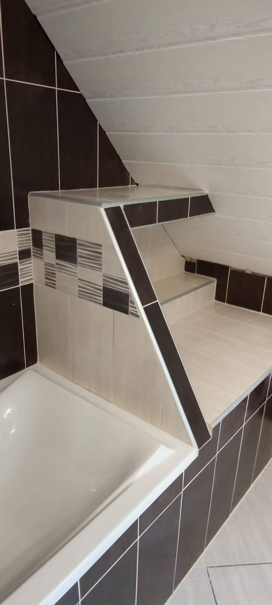 Rénovation d'une salle de bain. Suite à un dégât des eaux, j'ai du tout cassé et tout refaire. Placo, bandes, peinture, faïence et carrelage, douche, baignoire, montage de meuble sous-vasque, double vasque et armoire de toillette.