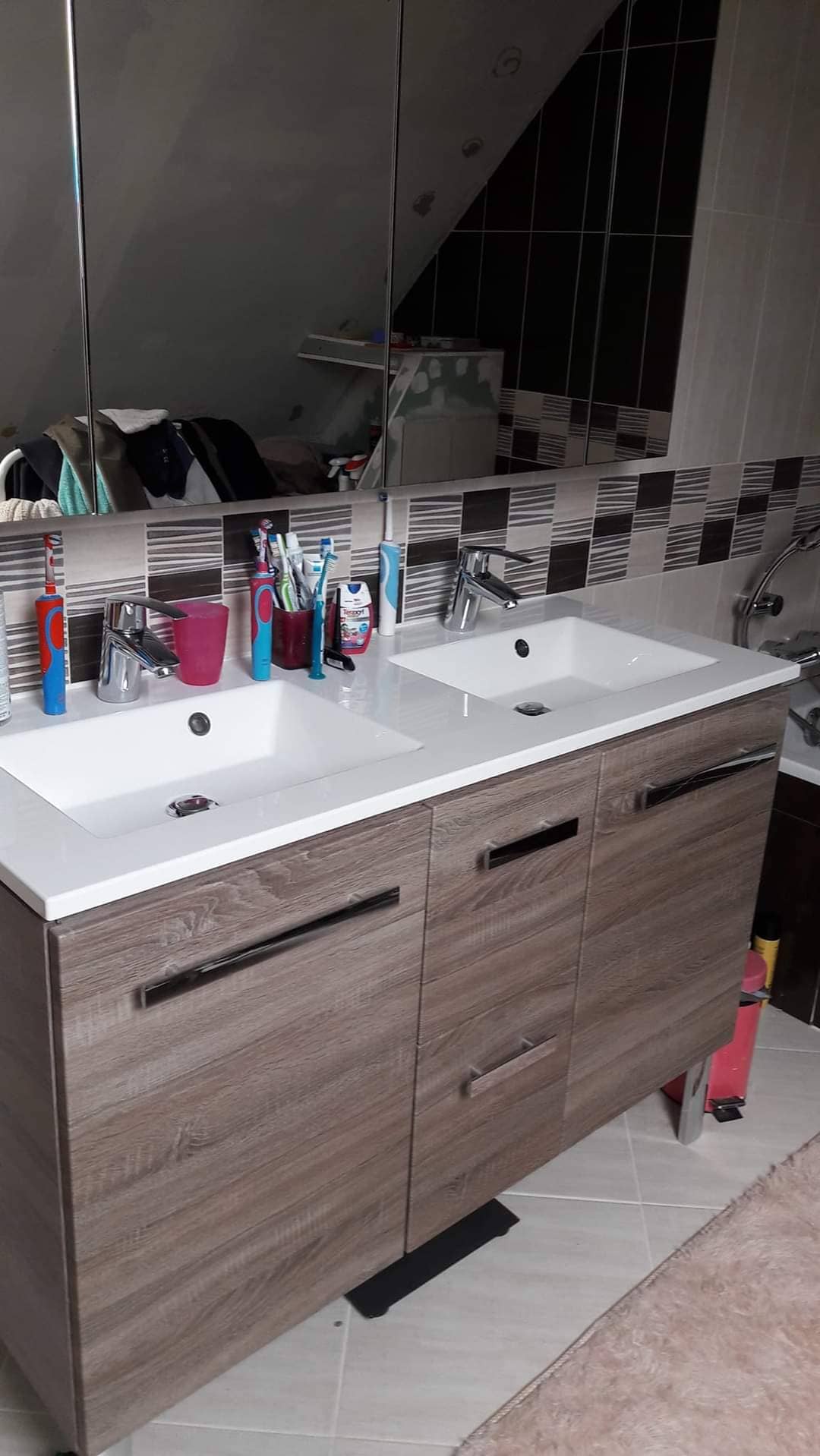 Rénovation d'une salle de bain. Suite à un dégât des eaux, j'ai du tout cassé et tout refaire. Placo, bandes, peinture, faïence et carrelage, douche, baignoire, montage de meuble sous-vasque, double vasque et armoire de toillette.