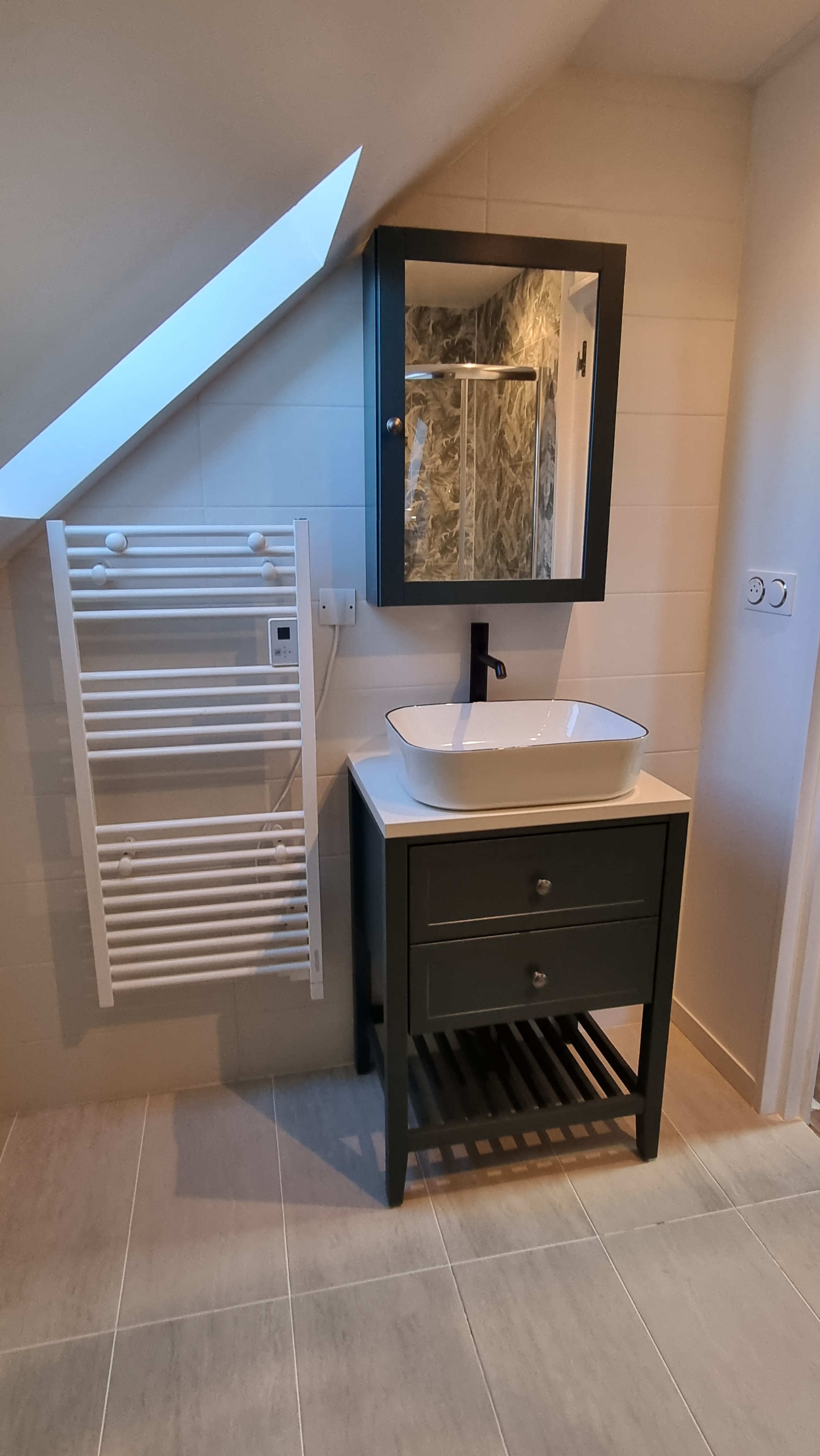 Rénovation d'une salle de bain. Baignoire supprimée et déplacement du lavabo. 
Pose carrelage, faïence et joints. 
Plombier fontenay le pesnel.