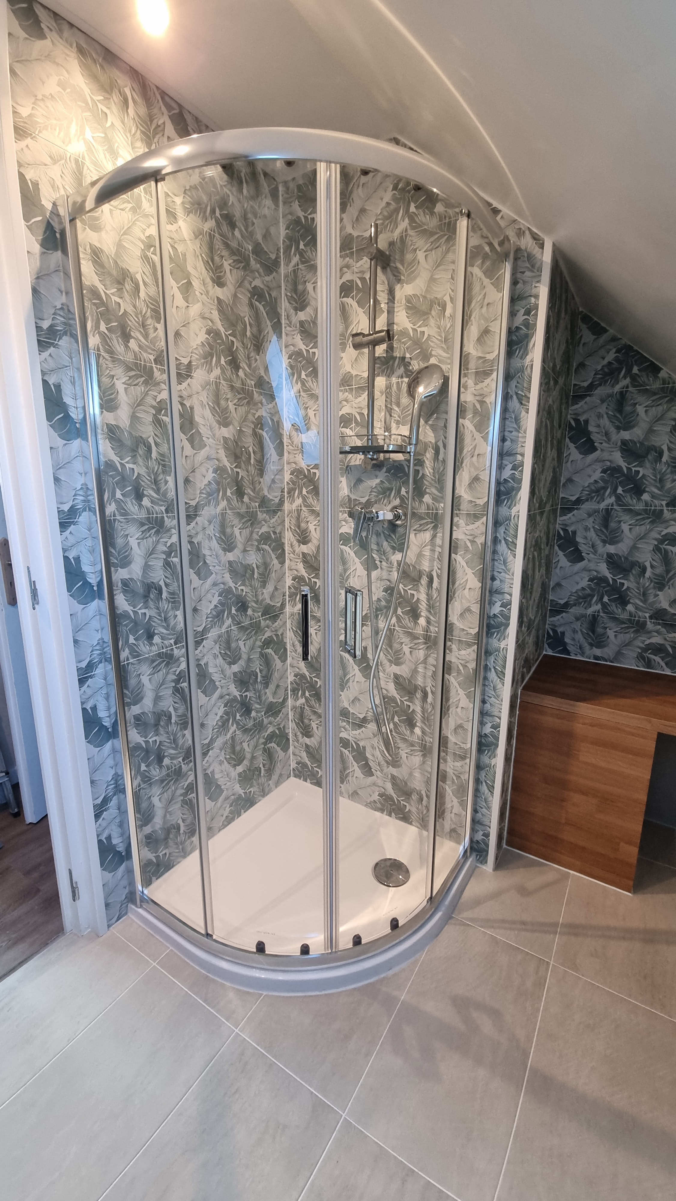 Rénovation d'une salle de bain. Baignoire supprimée, ajout d'une douche et déplacement du lavabo. 
Pose carrelage, faïence et joints. 
Plombier fontenay le pesnel.