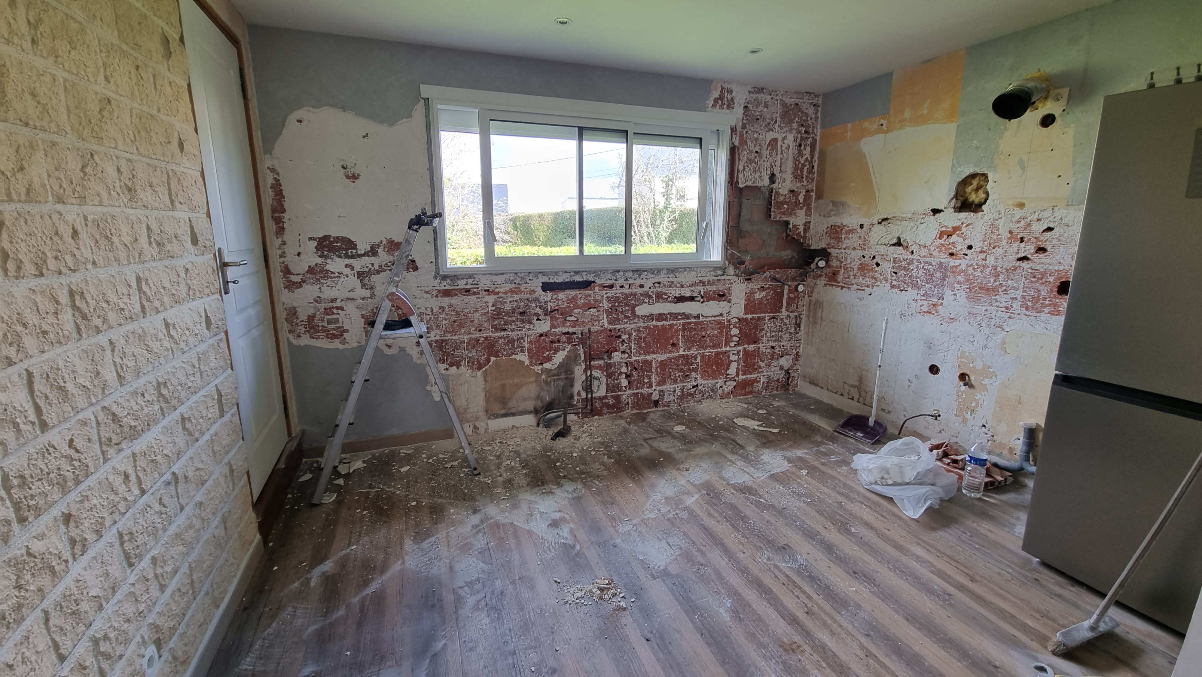 Rénovation d'une cuisine. Le platre ne tiens plus sur les murs.
Plombier Bretteville su laize.