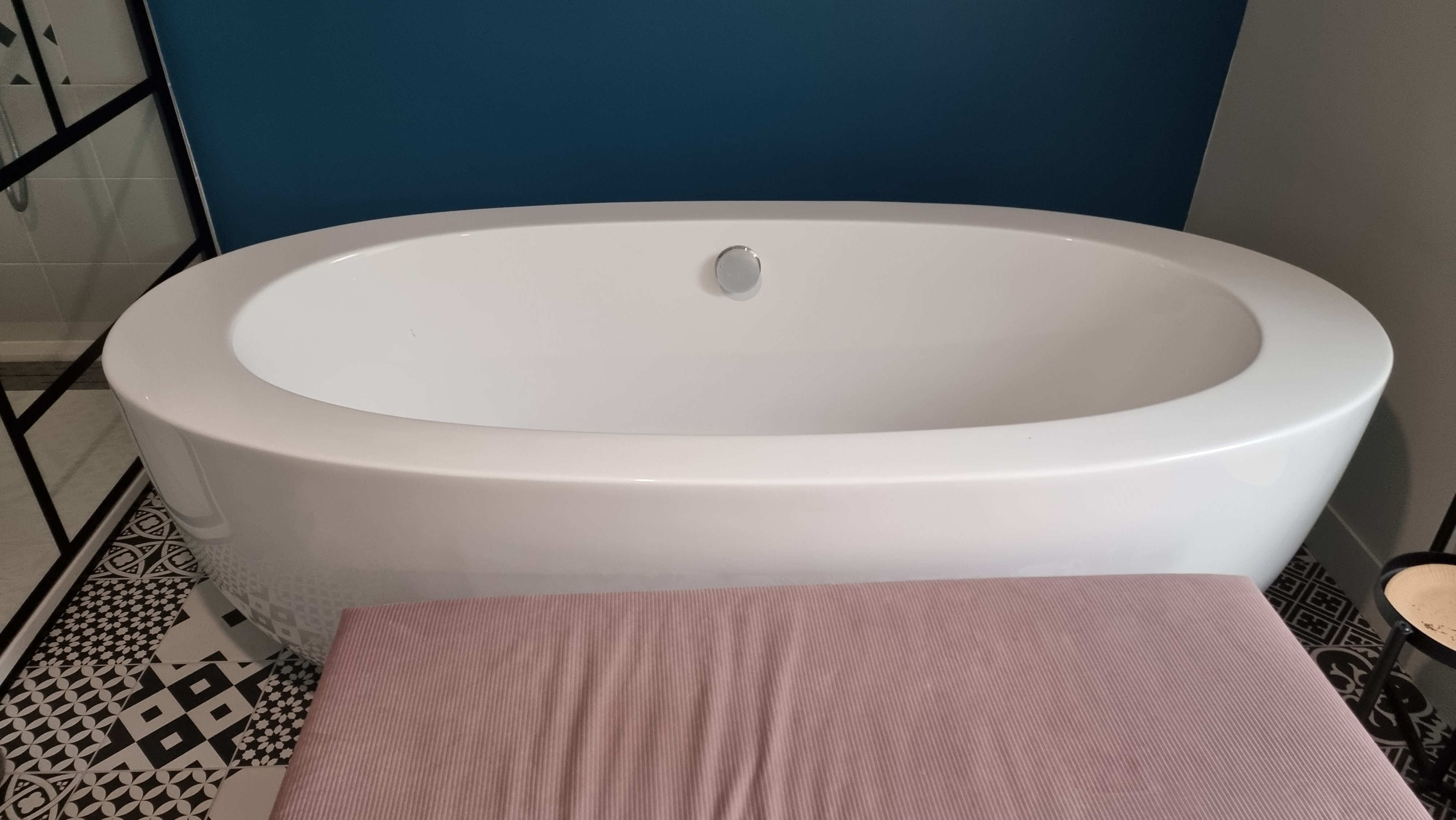 Baignoire sans mitigeur et donc pas fonctionnelle.
Plombier Cheux.