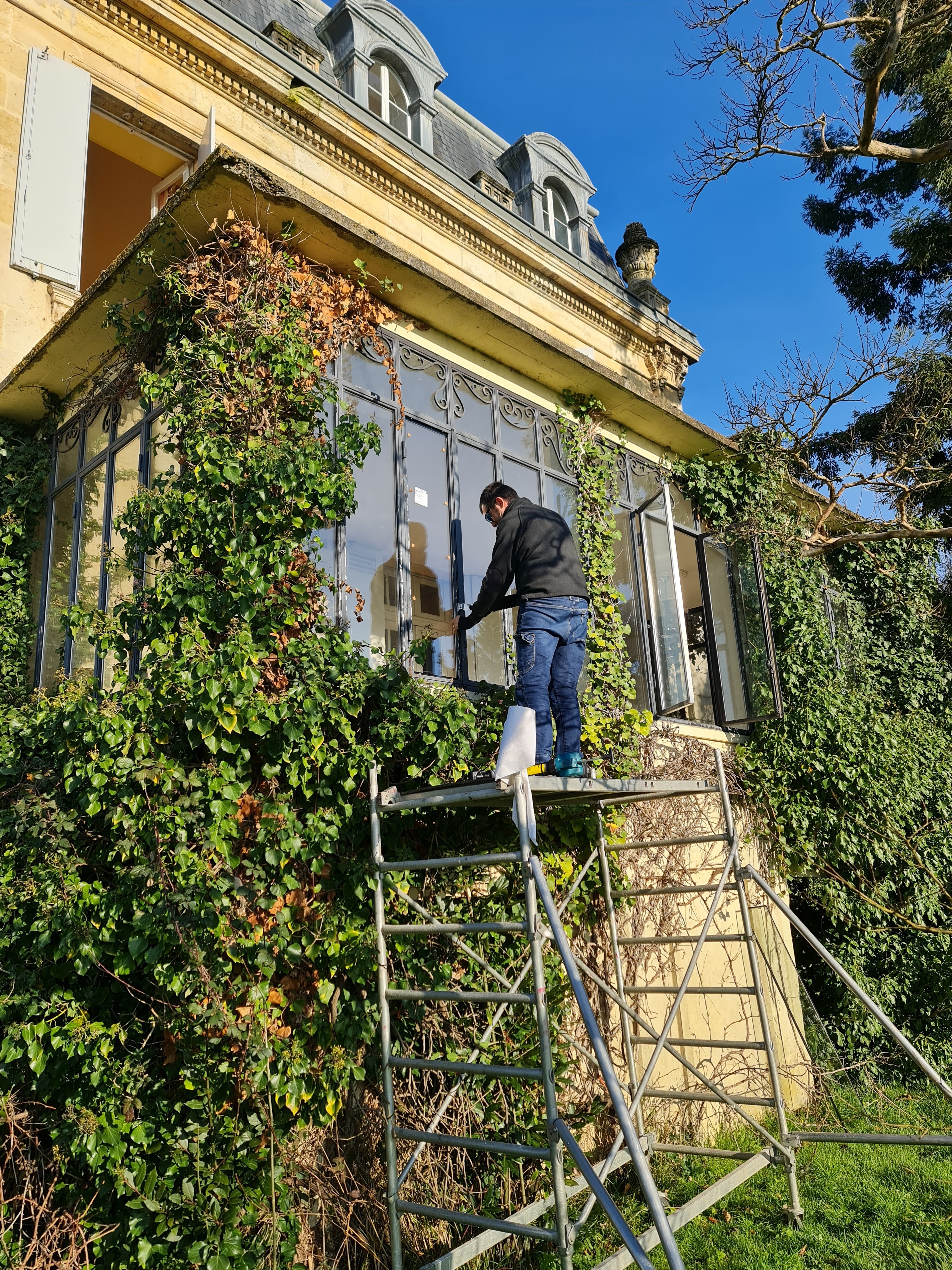 Remplacement d'un double vitrage sur un châssis en fer forgé