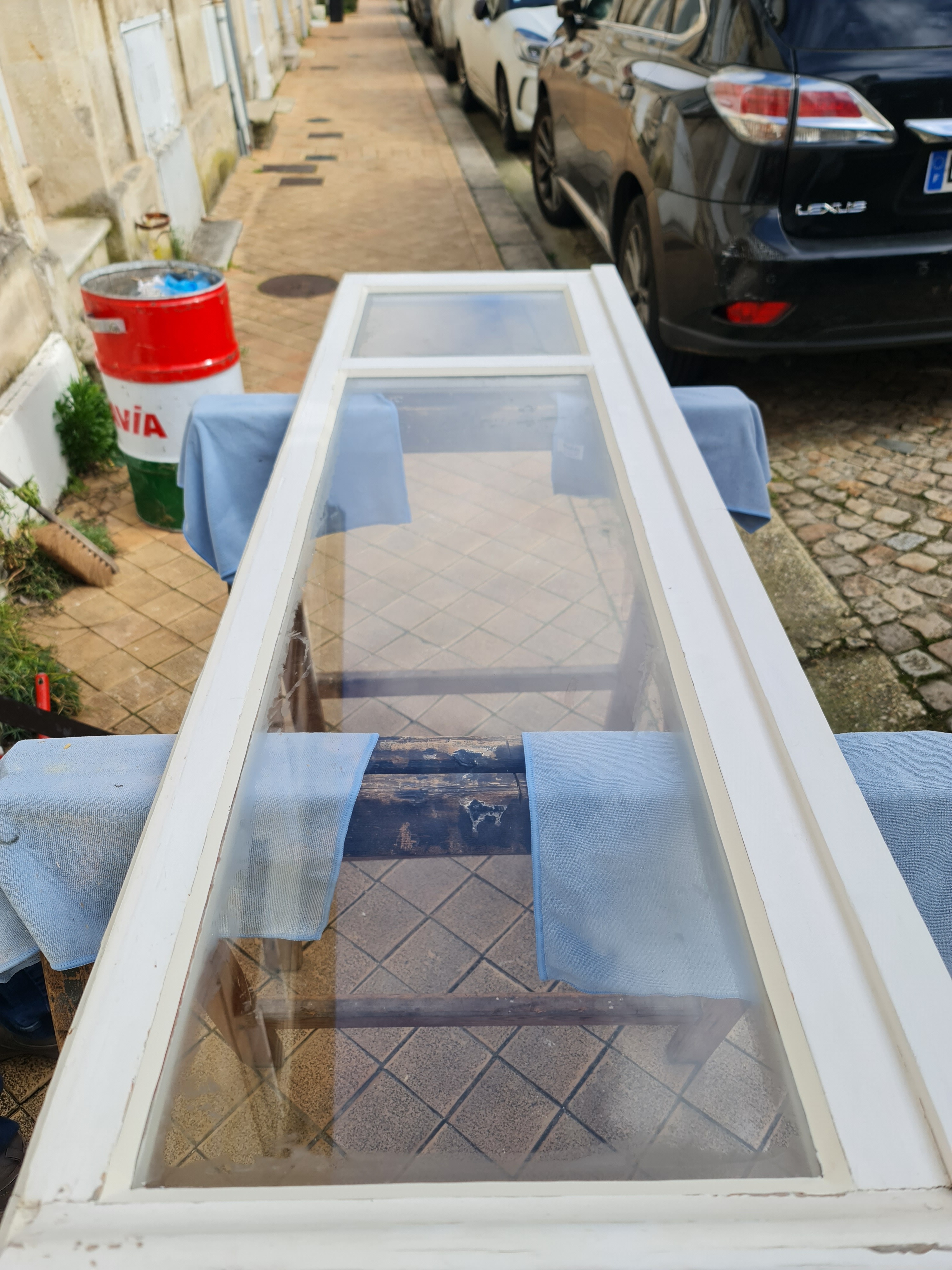 Remplacement de vitrage sur menuiserie bois ancienne – mastic traditionnel à l’huile de lin