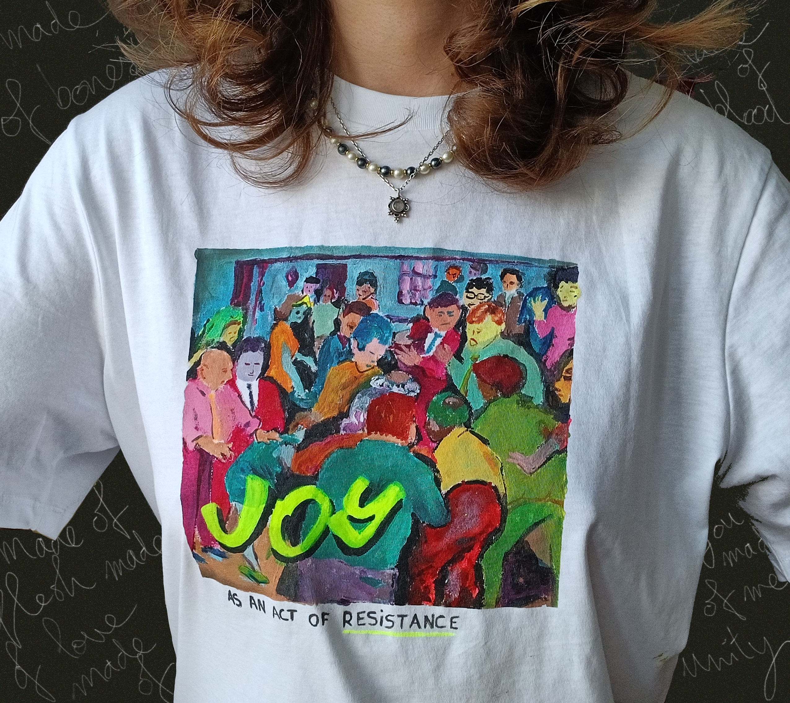 t-shirt personnalisé peint à la main représentant de manière colorée la pochette de l'albu Joy as an act of Resistance du groupe de rock Idles