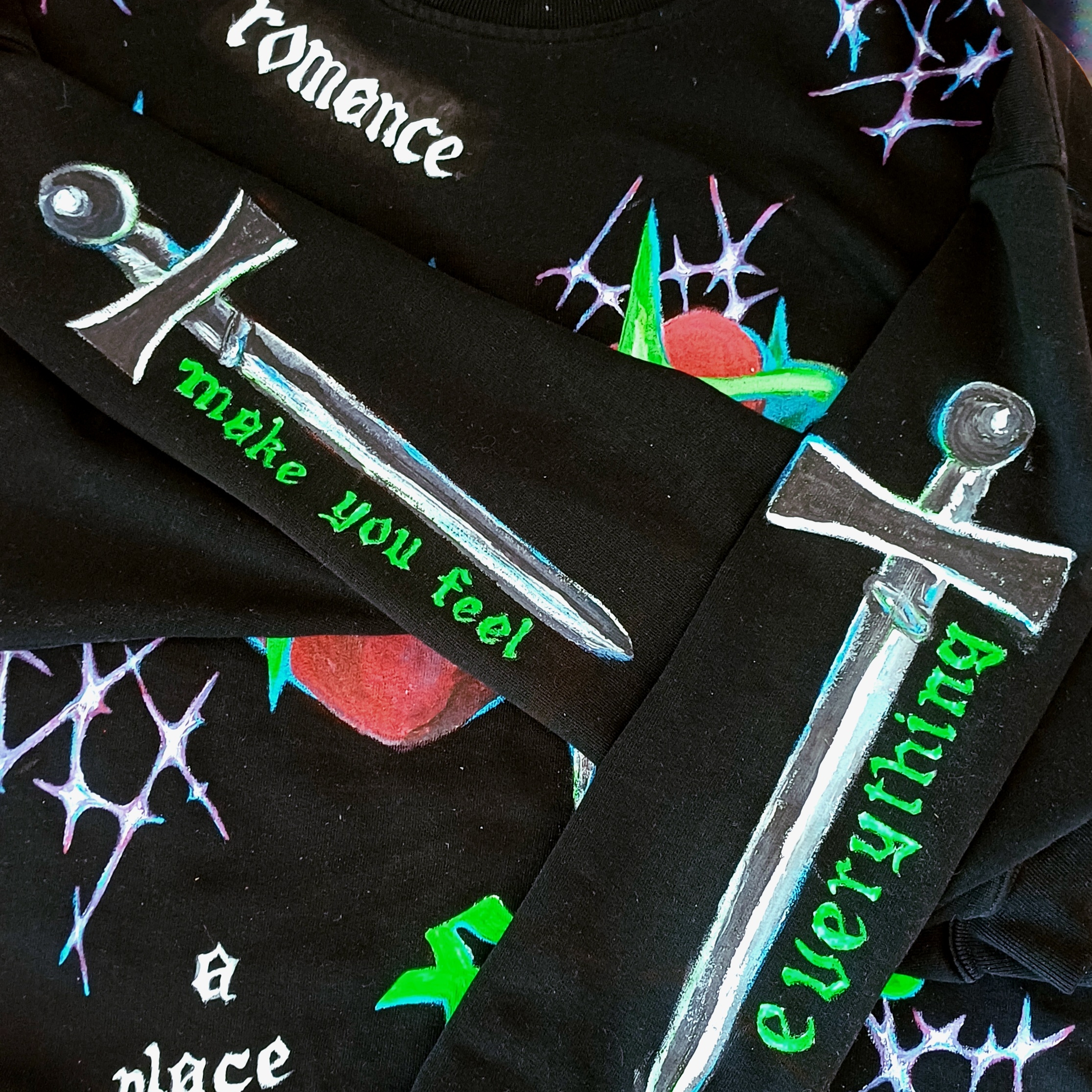 manches du pull personnalisé peint à la main reprenant l'esthétique du merchandising du groupe de rock Fontaines D.C.