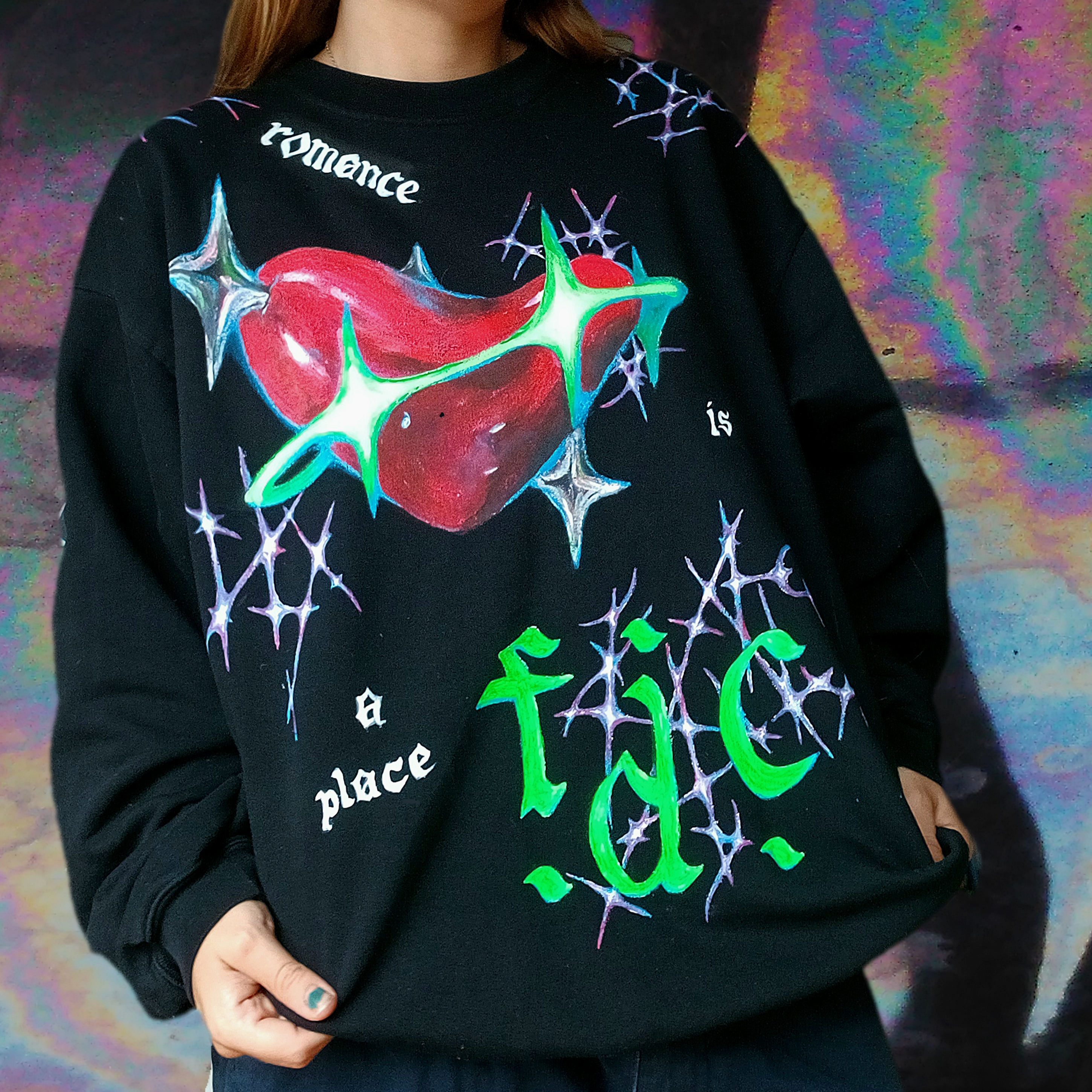 pull personnalisé peint à la main reprenant l'esthétique du merchandising du groupe de rock Fontaines D.C.