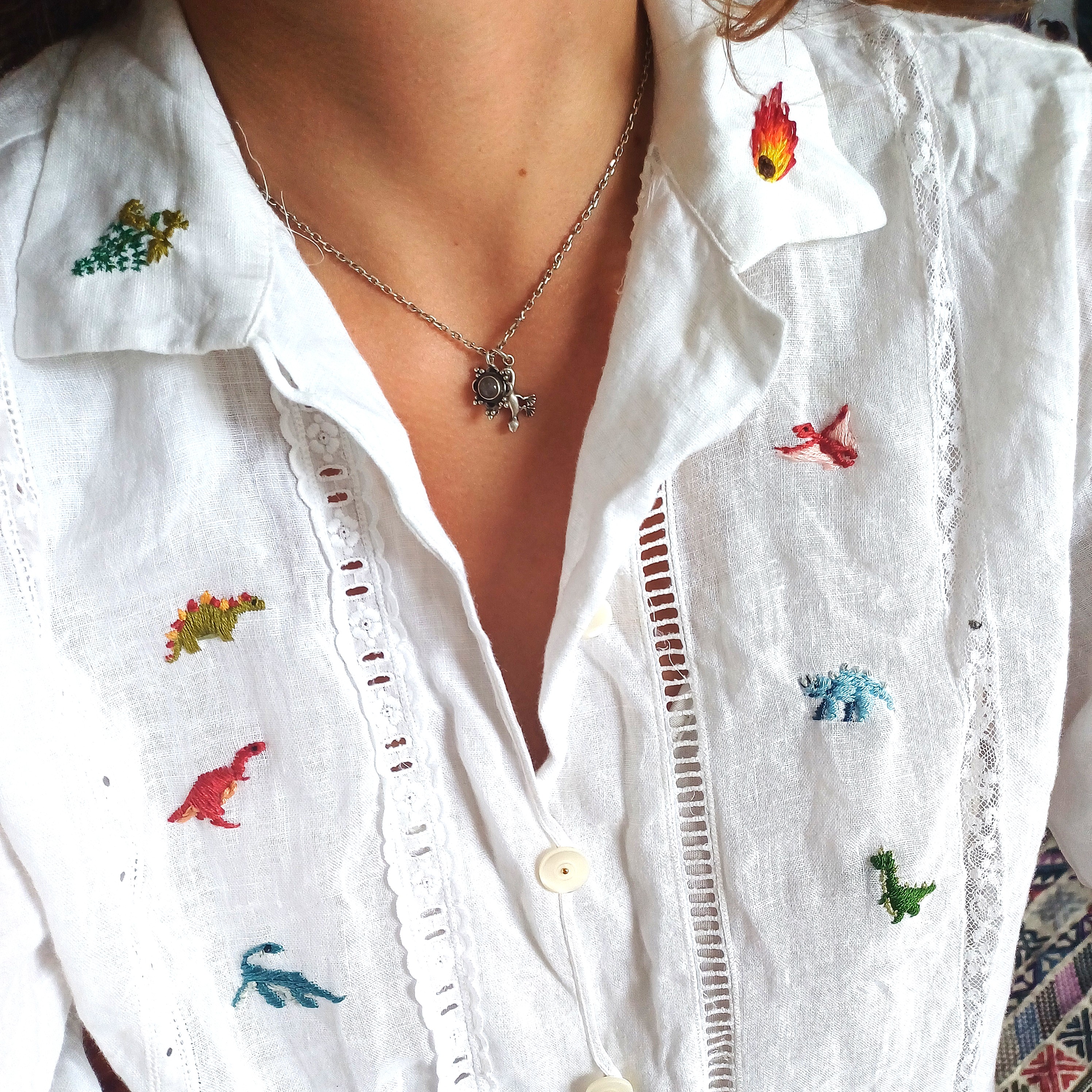 chemise brodée à la main de petits dinosaures