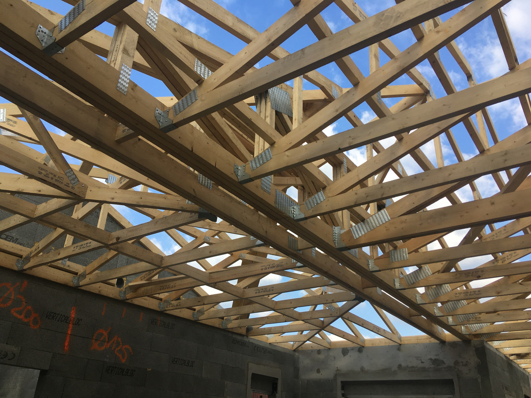 Avo renovation charpente traditionnel industriel sur cette maison neuve les ponts de ce 5