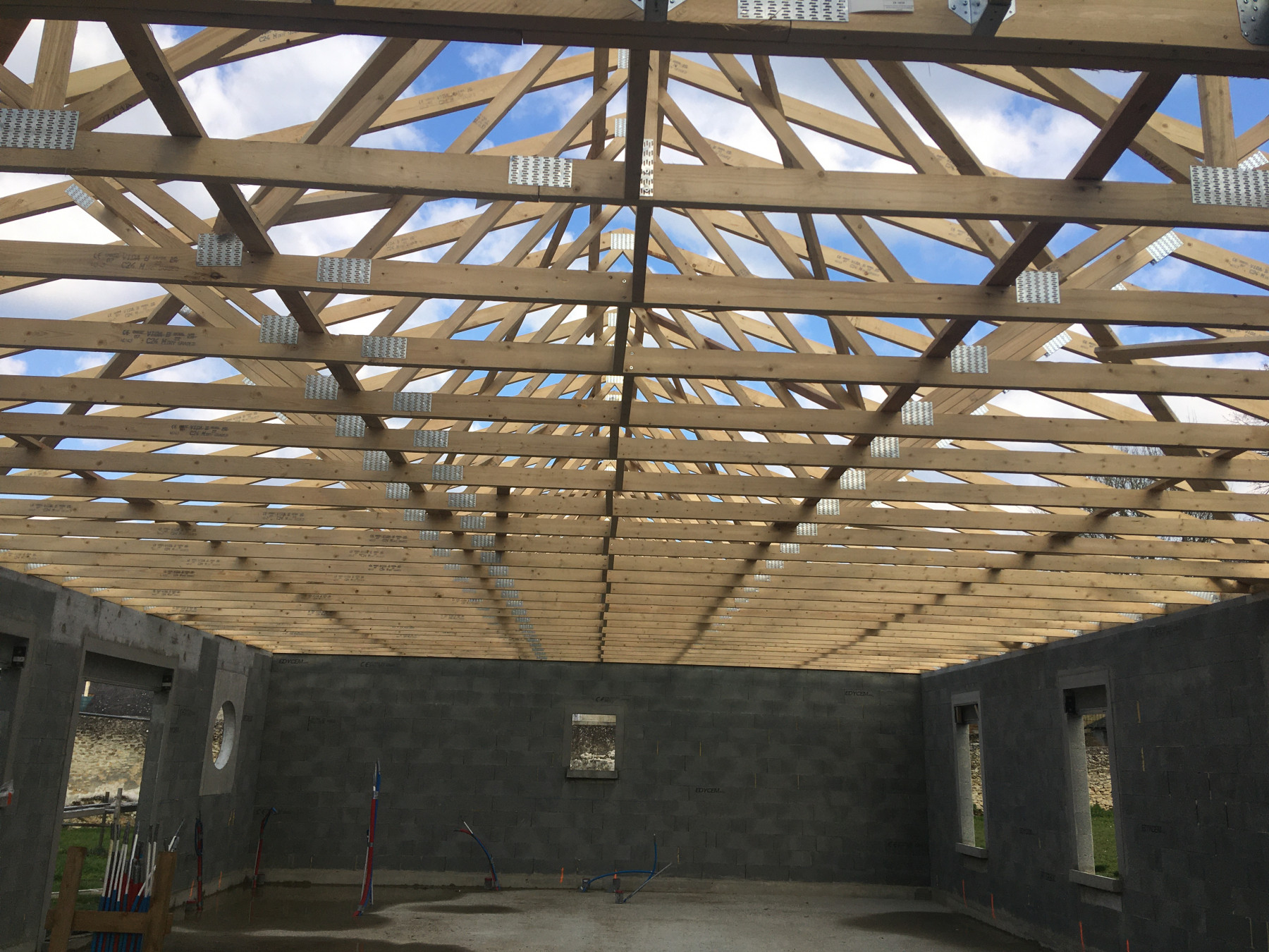 Avo renovation charpente traditionnel industriel sur cette maison neuve les ponts de ce 4