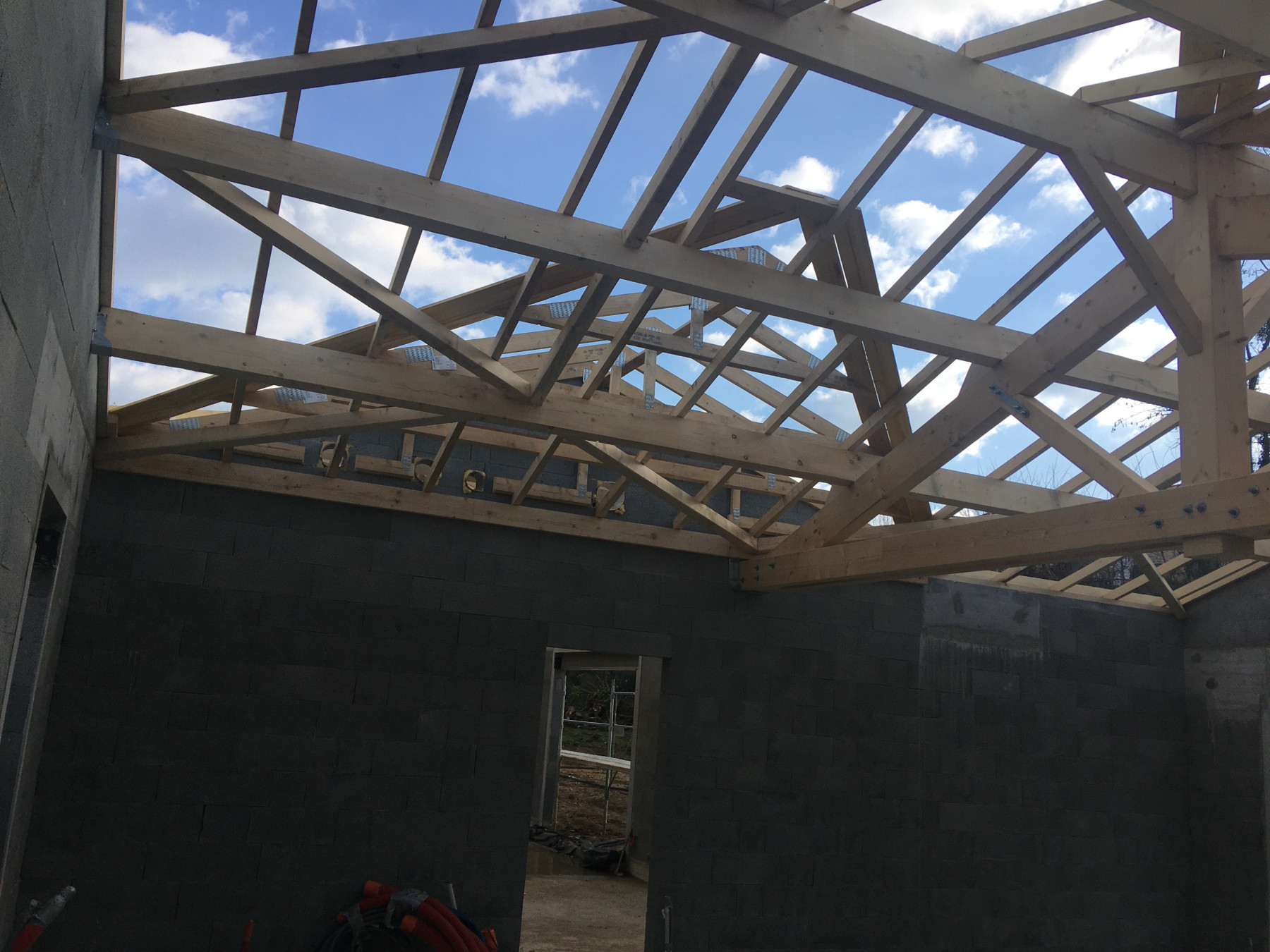 Avo renovation charpente traditionnel industriel sur cette maison neuve les ponts de ce 2