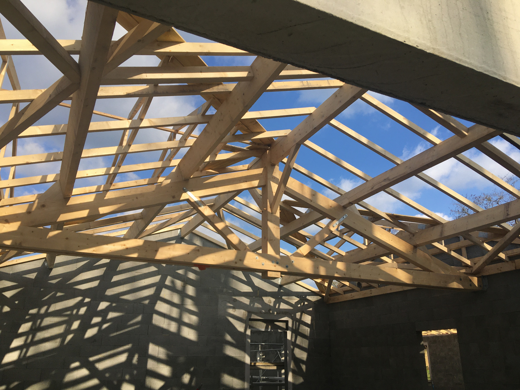 Avo renovation charpente traditionnel industriel sur cette maison neuve les ponts de ce 1