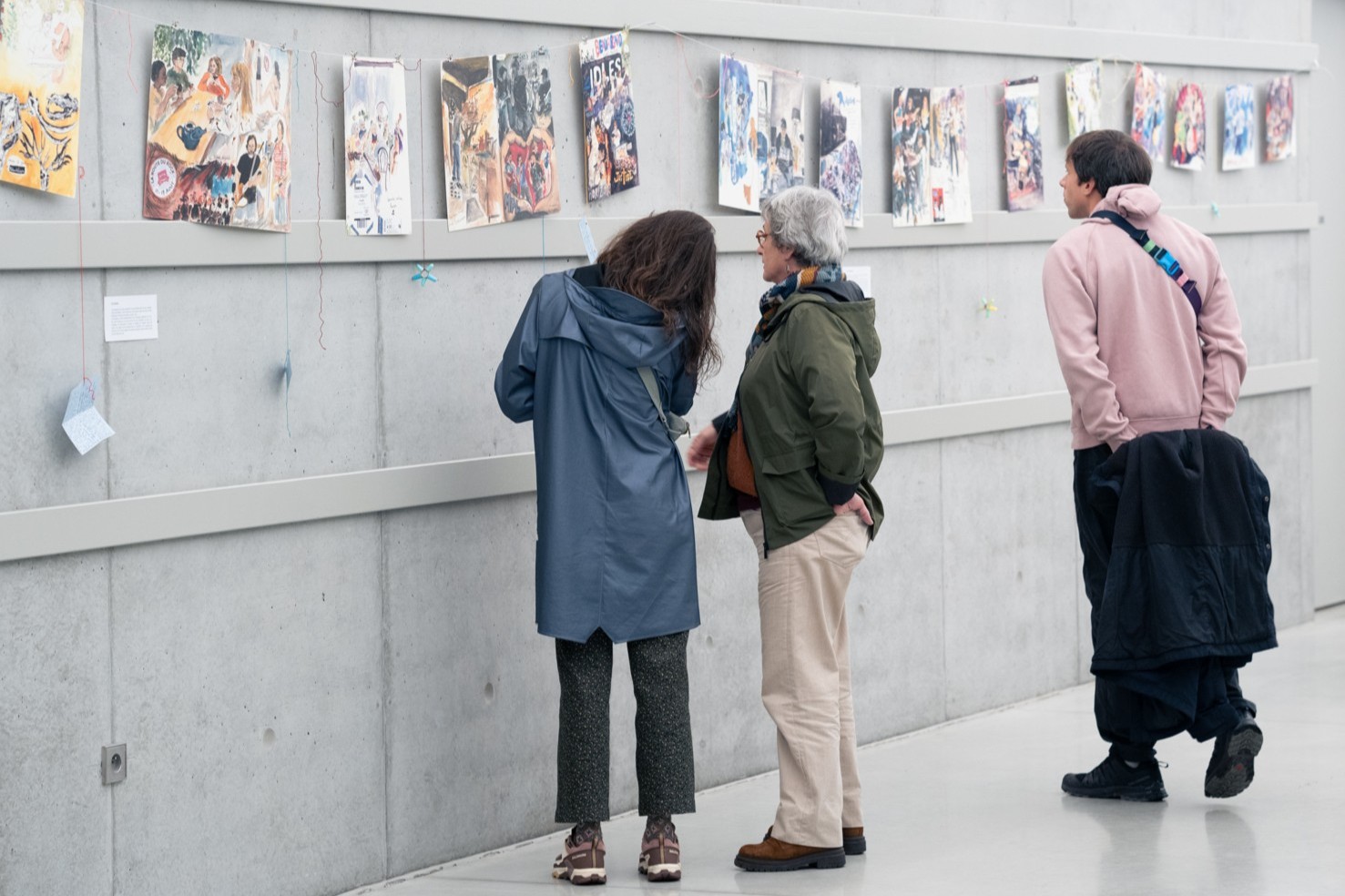 Une photo de vernissage de l'esxposition sketchbook tour de l'artiste Ambre Ménard à l'Antipode de Rennes regroupant des aquarelles de concerts