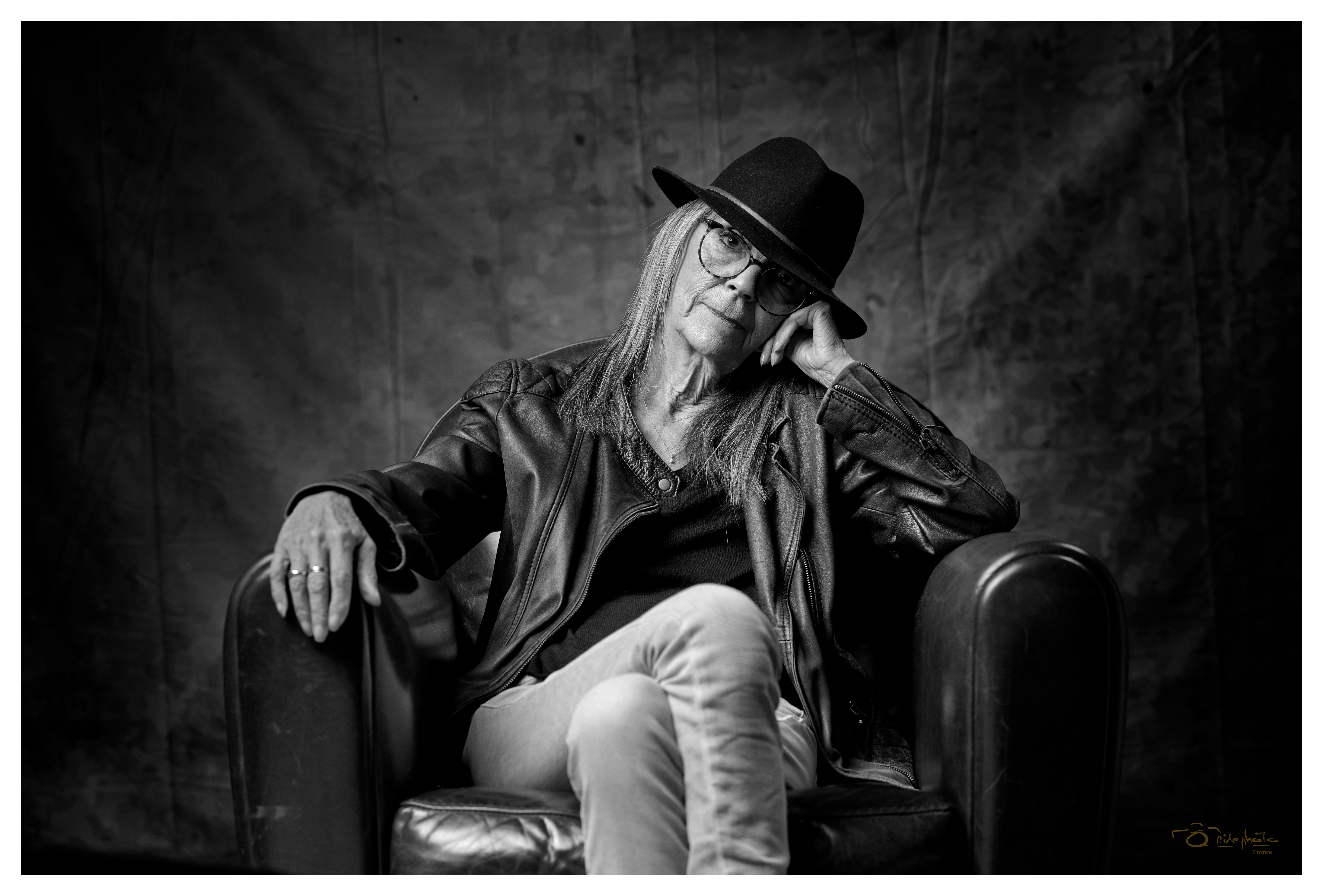 20250925 jipi9300 simone ad600 gauche 45 flash 2 droite flash 3 arriere fauteuil nb cadre blanc