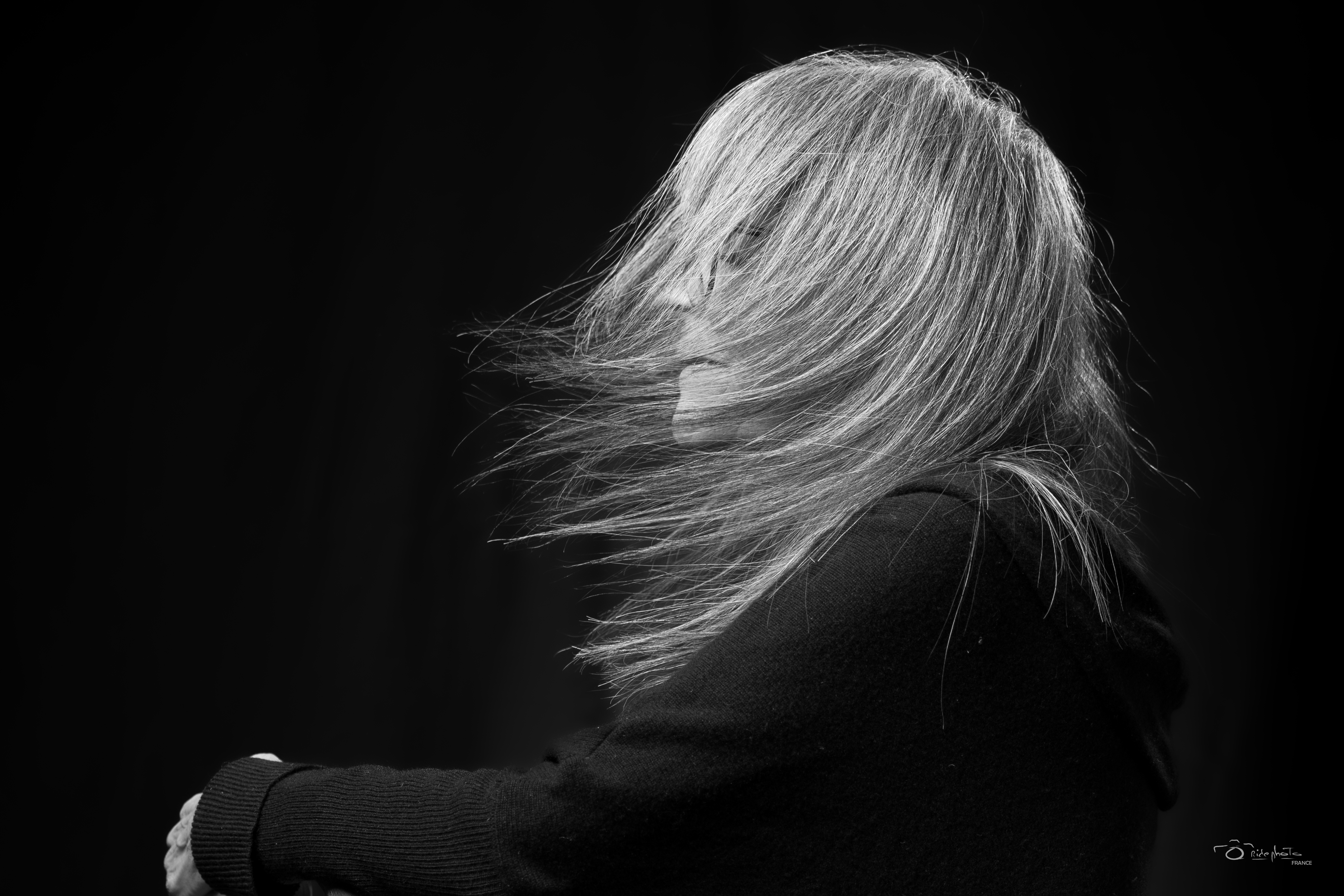 20260110 jipi5531 simone cheveux en avant recadree large nb