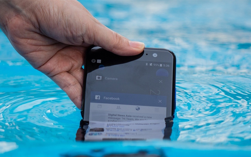 Smartphone tombé dans l’eau : que faire immédiatement ? 