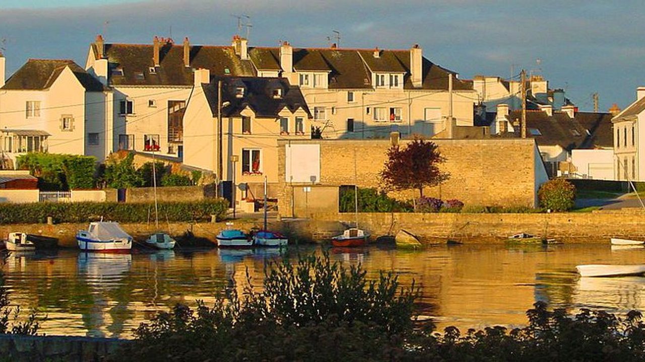 maisons donnant sur le port de Sainte Catherine, avec coucher de soleil