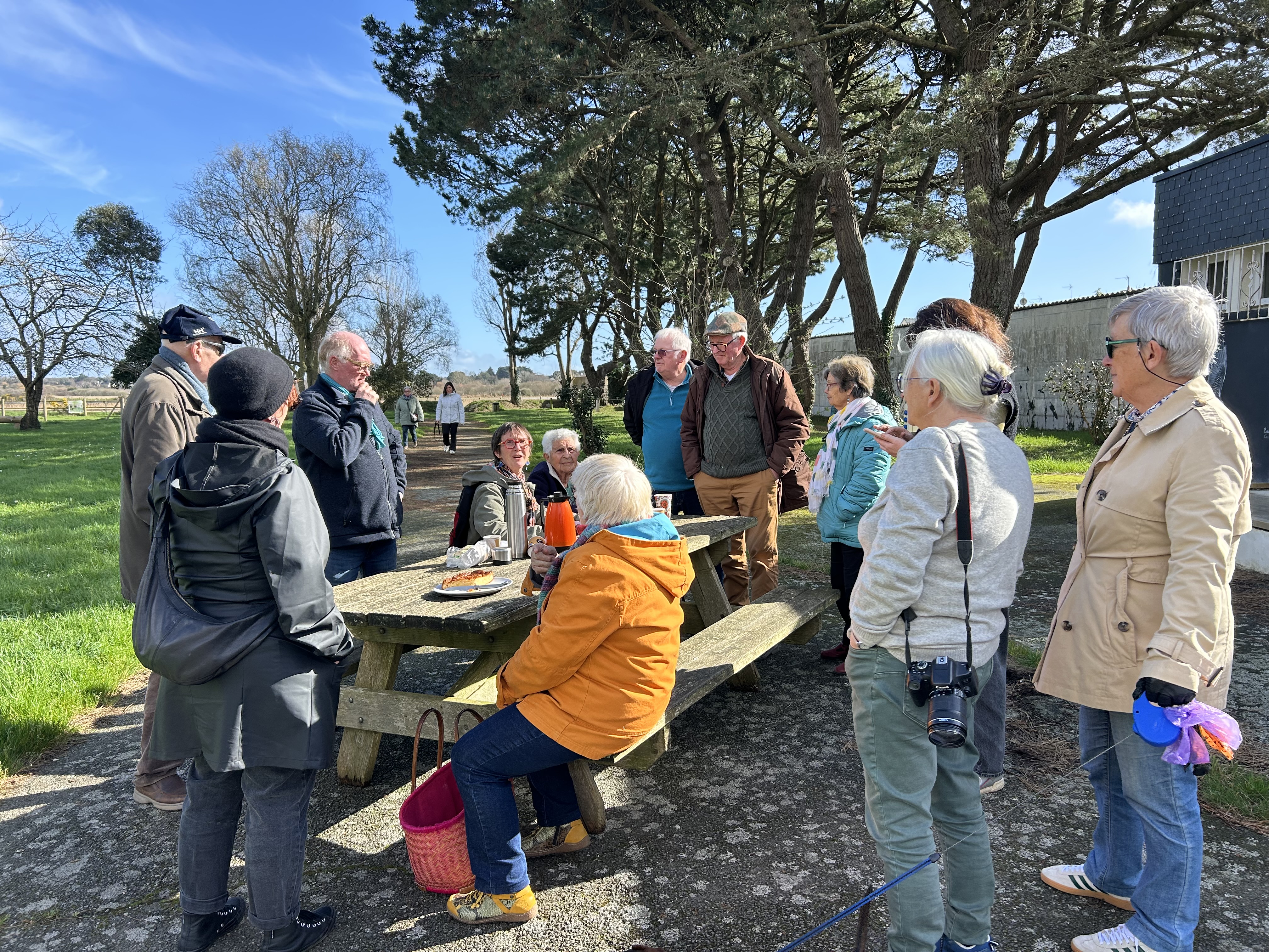 mairie, avec rassemblement d'habitants devant