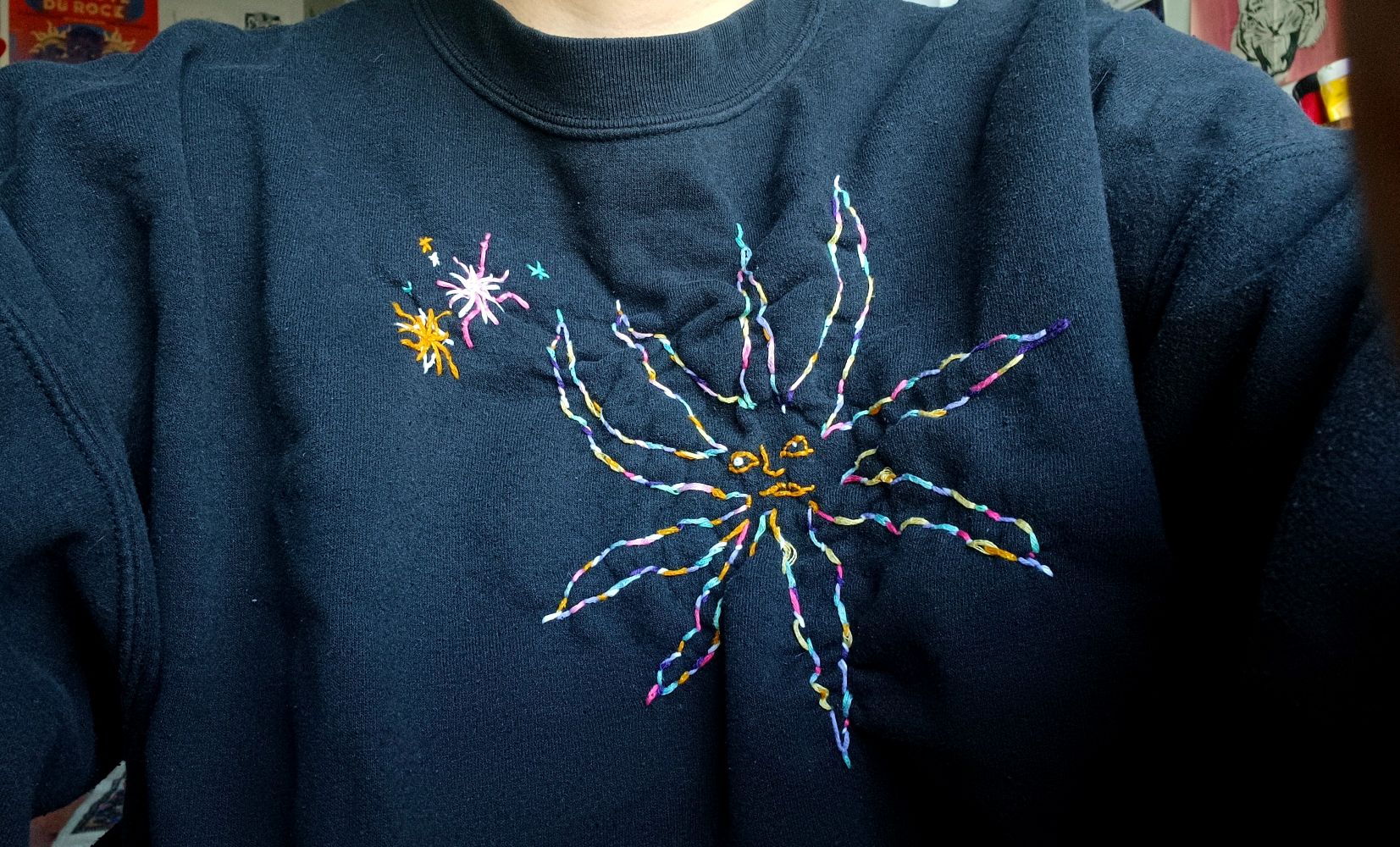 pull brodé à la main d'un soleil multicolore