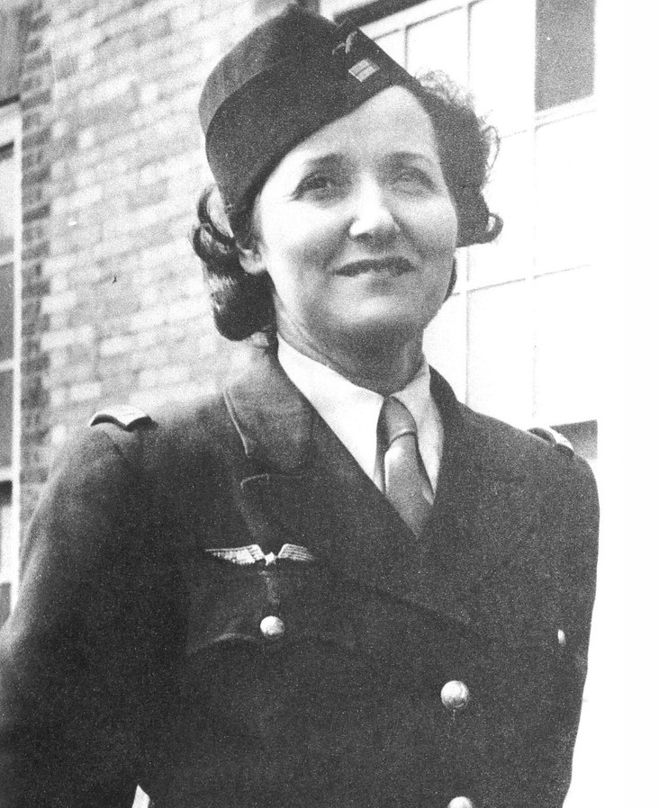 7-2-Maryse-Hilsz-en-tenue-militaire