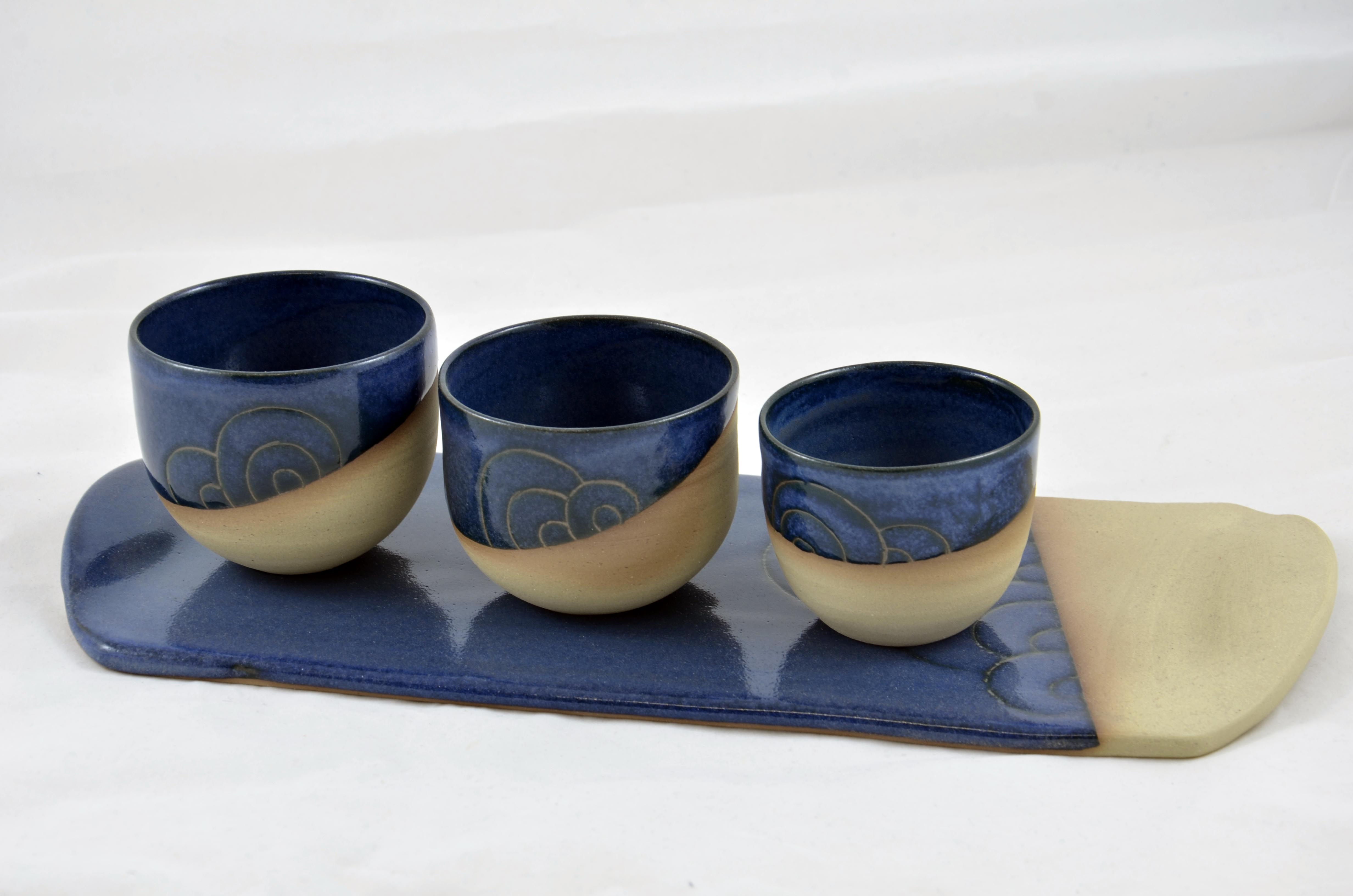 Ensemble plateau et bols email bleu motifs grenoble trieves ceramique 2