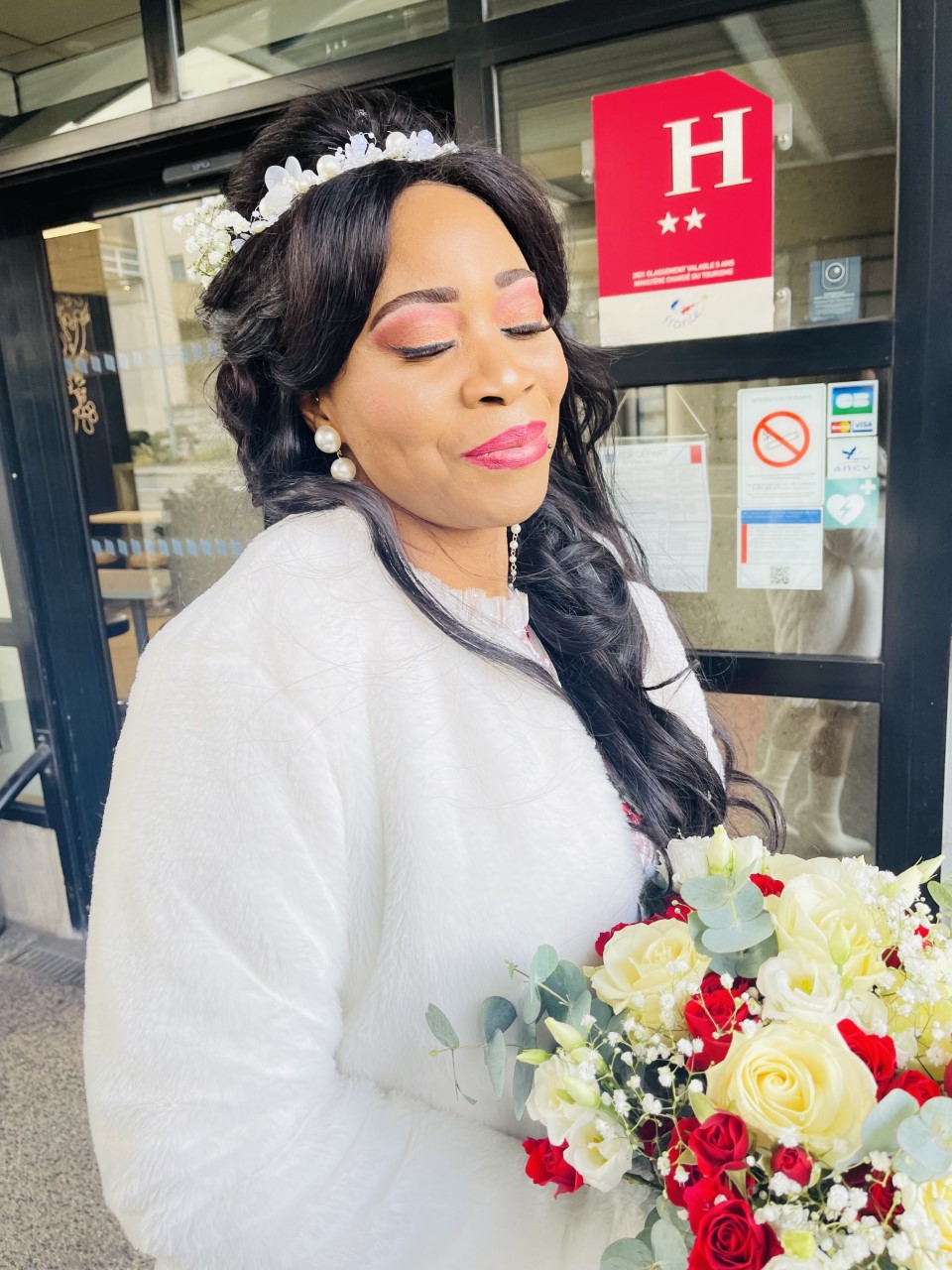 Découvrez notre prestation mariée à Vienne avec chignon de mariage et maquillage professionnel réalisés sur mesure. Notre salon de coiffure et institut de beauté sublime les futures mariées grâce à des coiffures élégantes, un maquillage longue tenue et une mise en beauté raffinée adaptée à chaque style. Spécialistes des prestations mariage, nous vous accompagnons pour un rendu glamour, naturel et inoubliable pour le plus beau jour de votre vie.