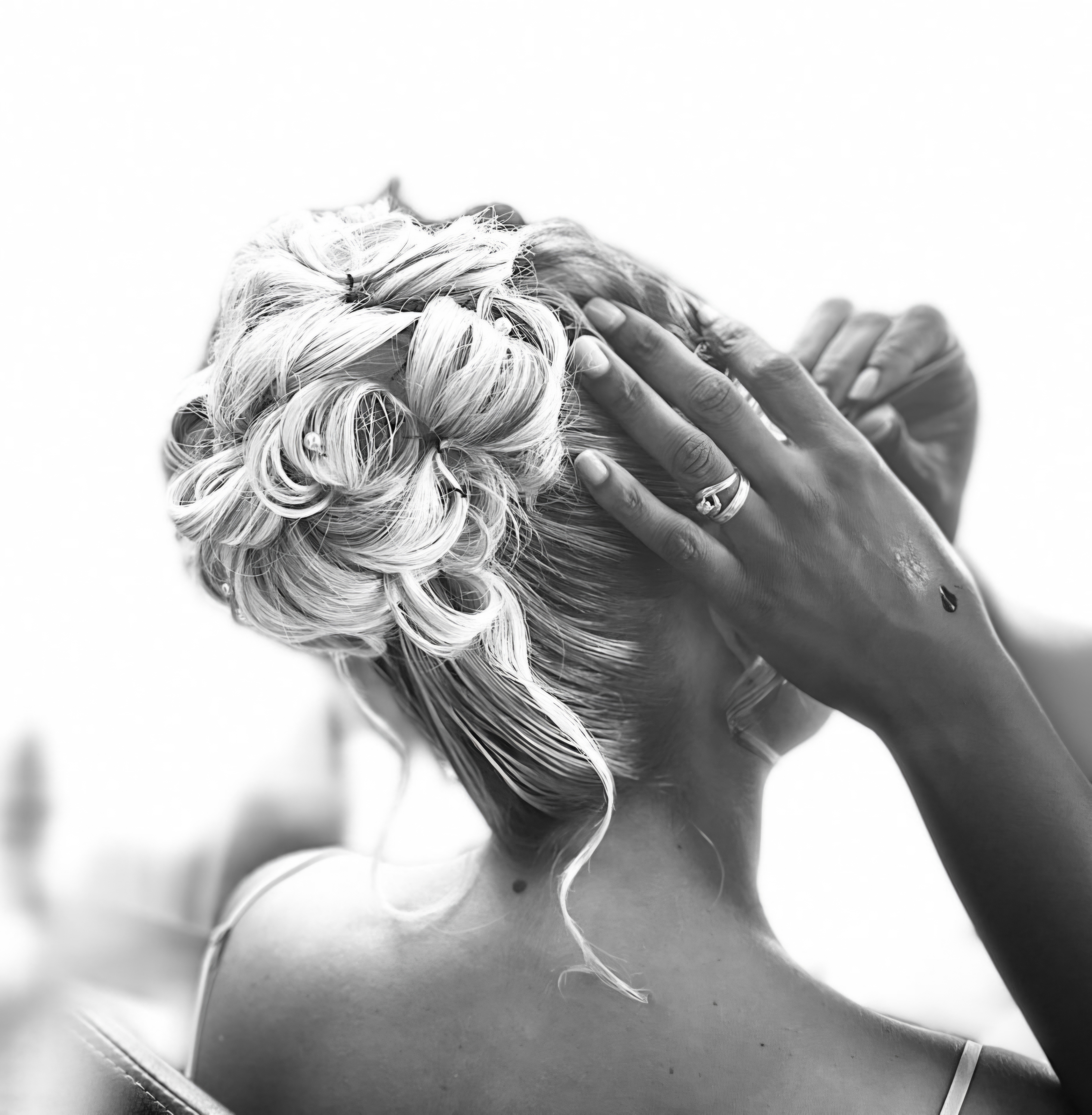 Offrez-vous un chignon de mariage élégant et raffiné réalisé sur mesure dans notre salon à Vienne. Nous créons des coiffures de mariée modernes, glamour ou romantiques adaptées à votre style, votre robe et votre événement. Grâce à notre expertise en coiffure événementielle, nous sublimons votre beauté avec un rendu sophistiqué, durable et parfaitement travaillé pour le plus beau jour de votre vie.