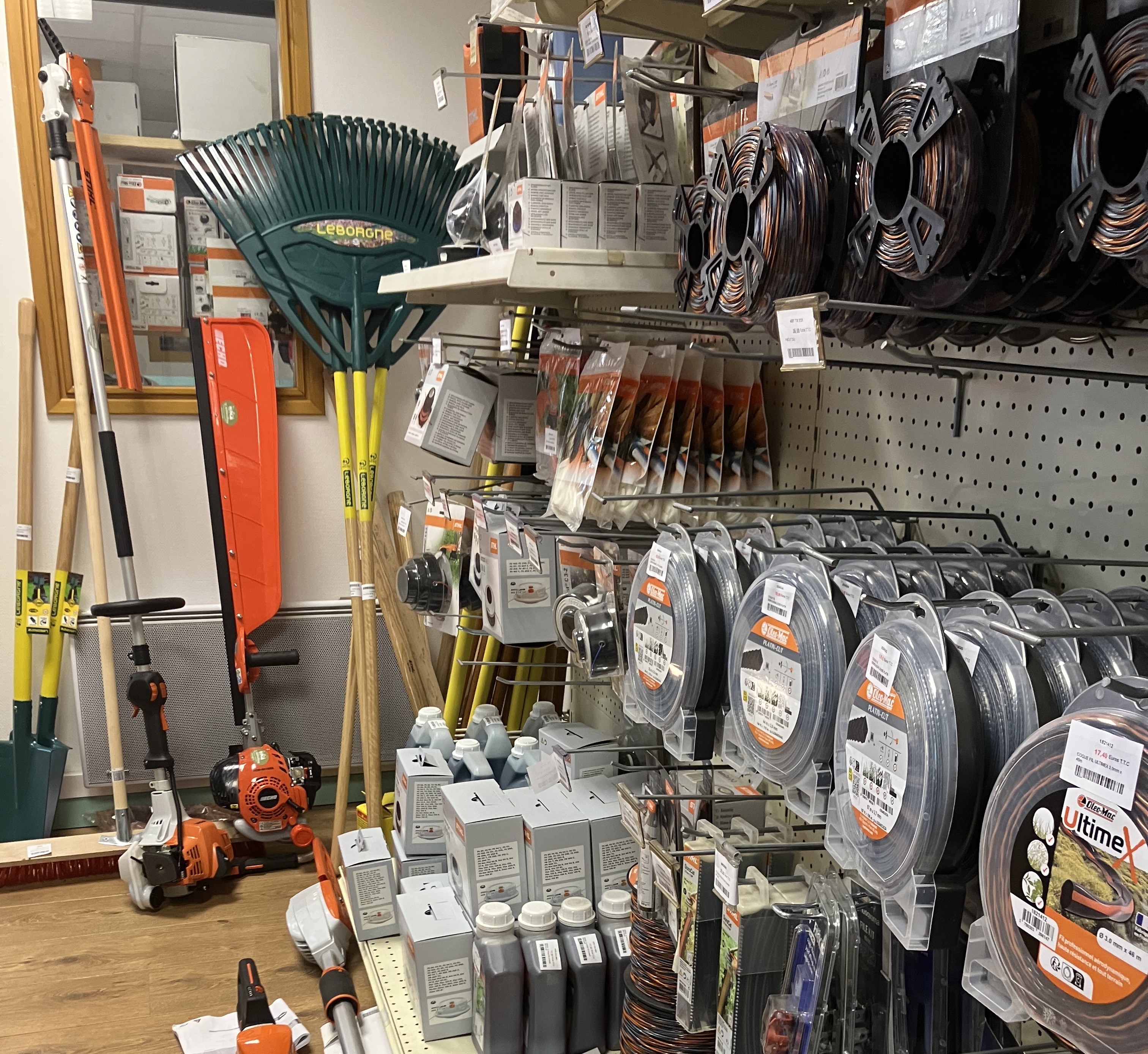 Des accessoires pour l'entretien de votre jardin, fils de coupe multi marques, outillage de la marque LEGORGNE