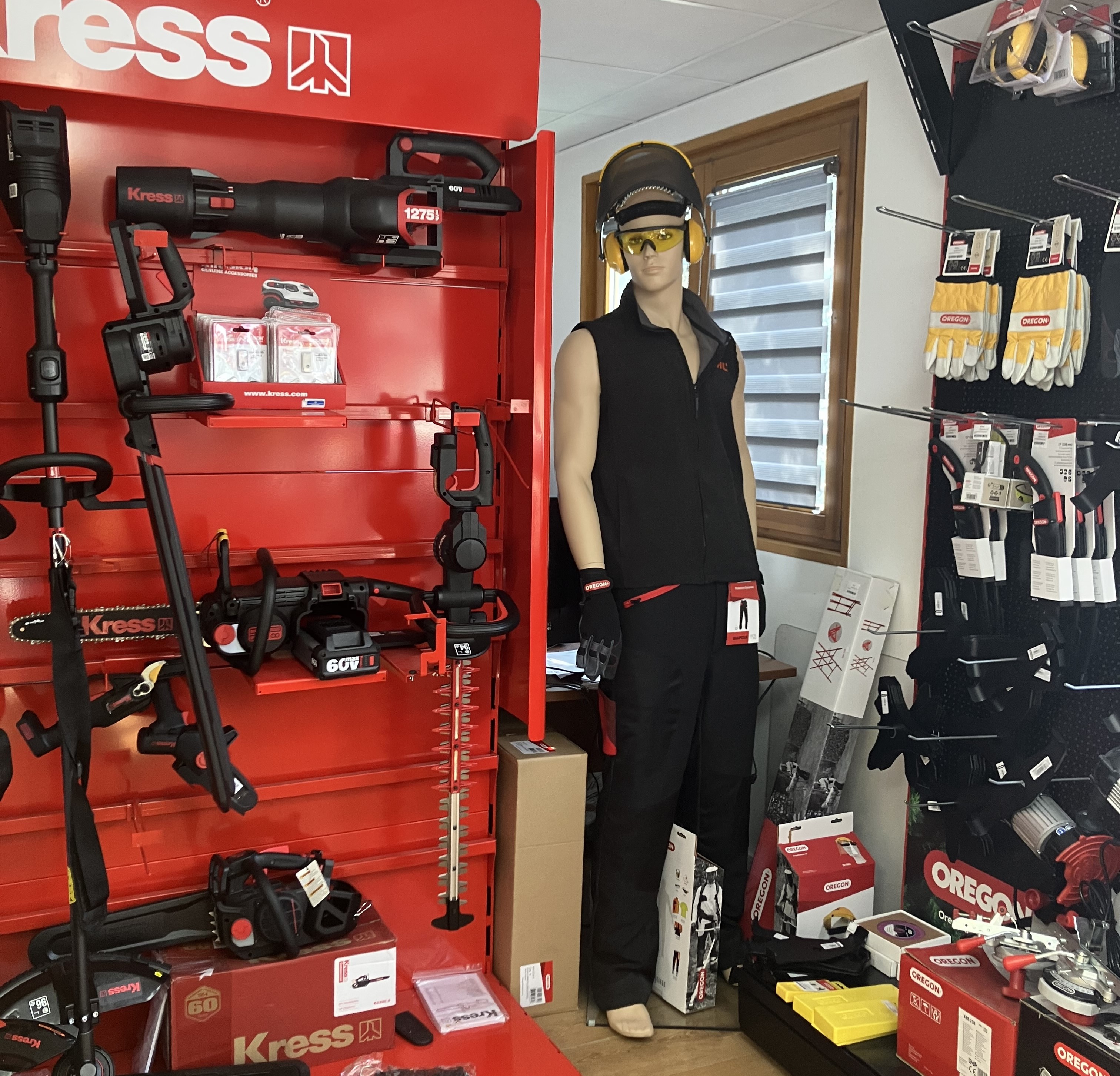 Une large gamme de matériel de motoculture en vente, KRESS pour le matériel à batterie, et OREGON pour l'équipement de protection et l'outillage de qualité professionnelle