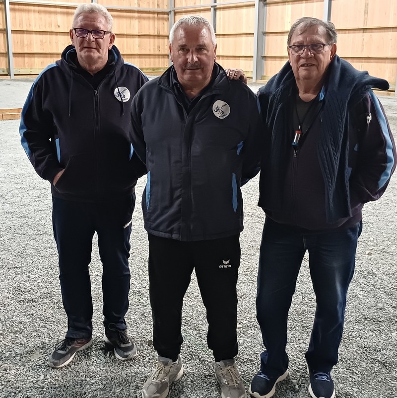 Photo-Vainqueurs-concours-petanque-Ambrieres