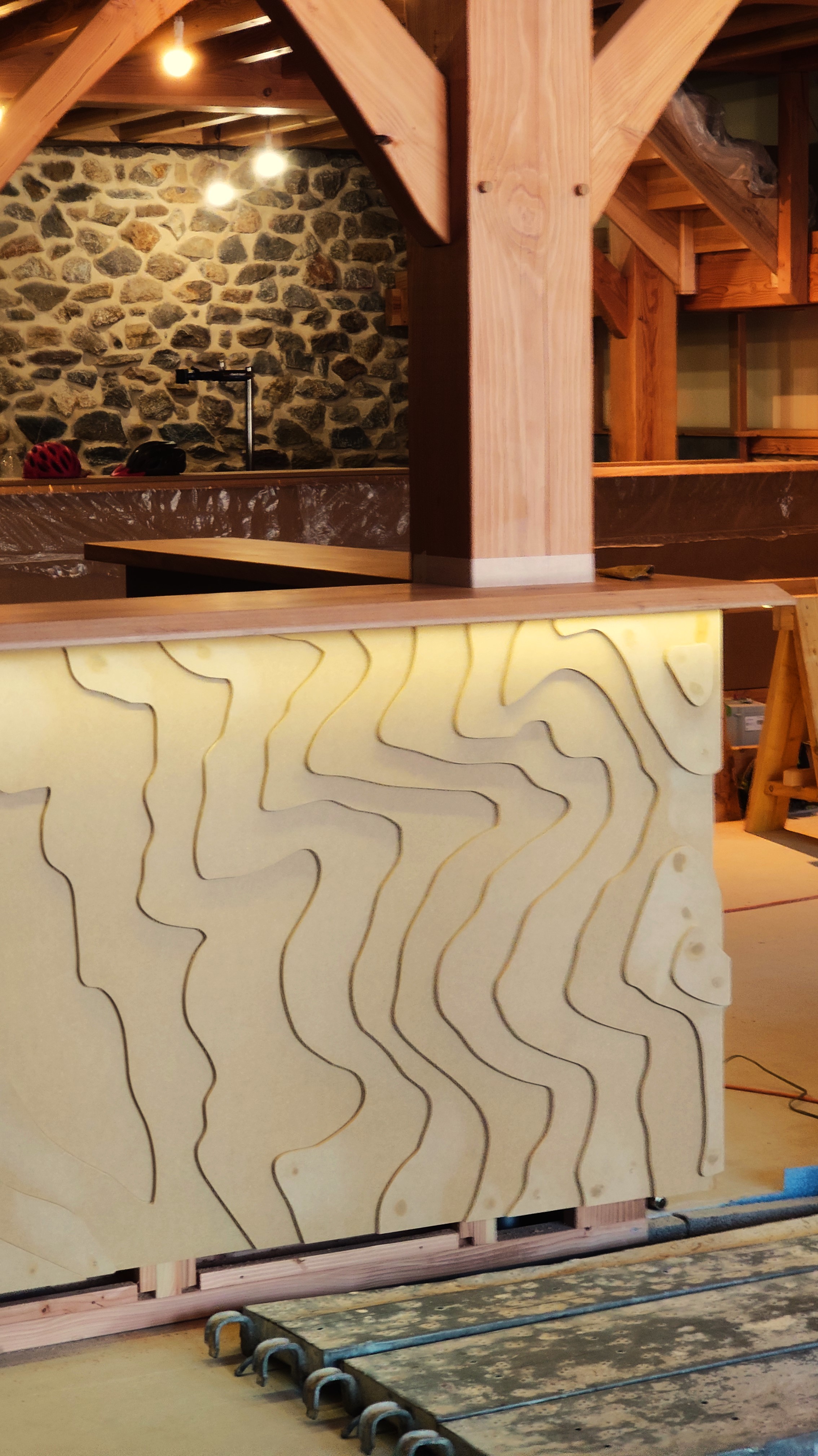 Atelier topobois relief comptoir bar terre de sport avant peinture