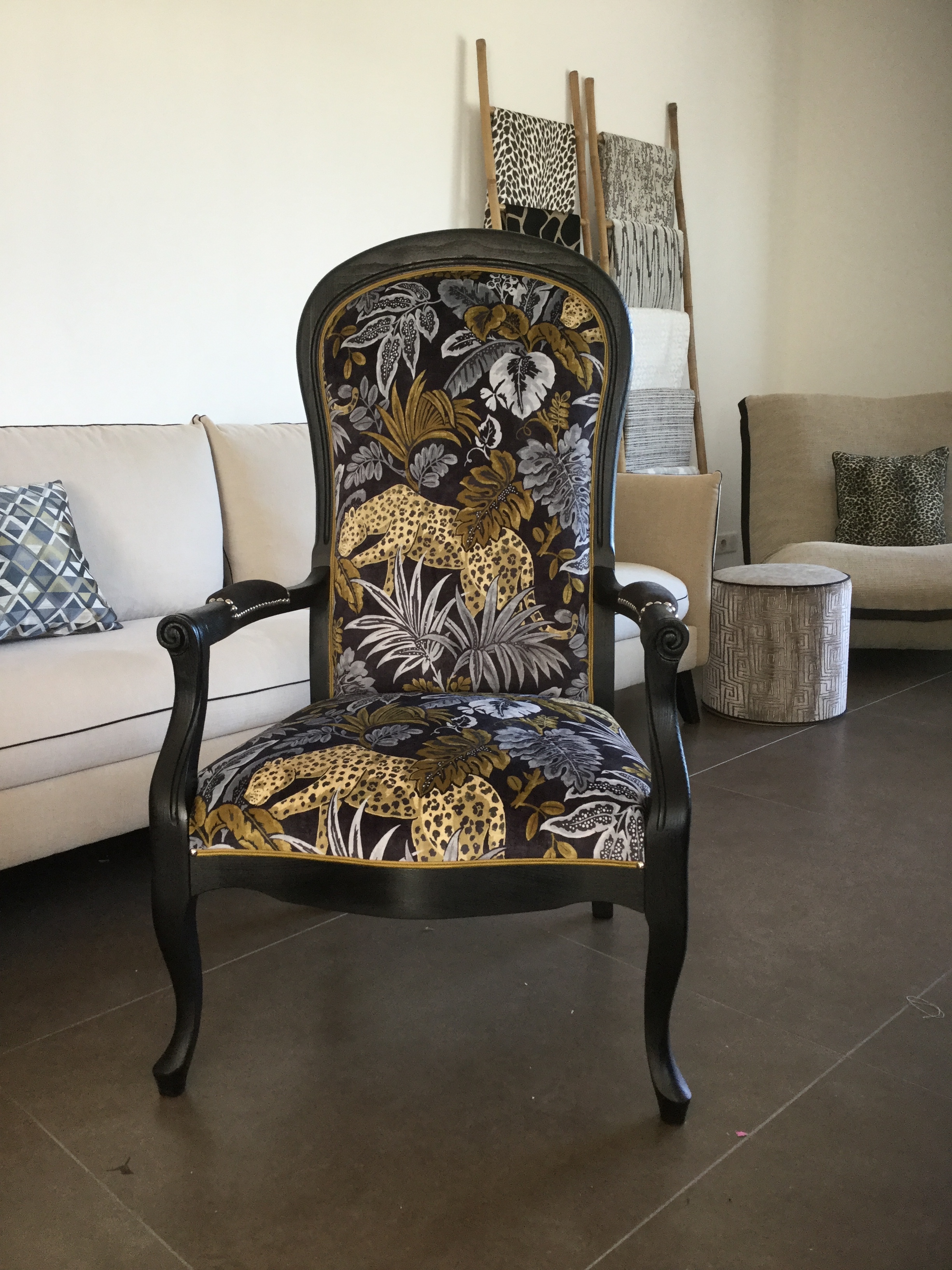 Atelierlesrenaissances decorationinterieur tapissierdecorateur tapissierbordeaux tapissiersaintmedardenjalles tapissierblanquefort renovationfauteuil fauteuilvoltaire relookingmeuble