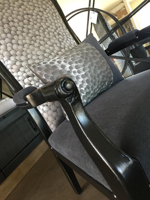 Atelierlesrenaissances tapissierdecorateur tapissierbordeaux tapissiersaintmedardenjalles tapissierblanquefort renovationfauteuil fauteuilvoltaire relookingmeuble couturecoussin