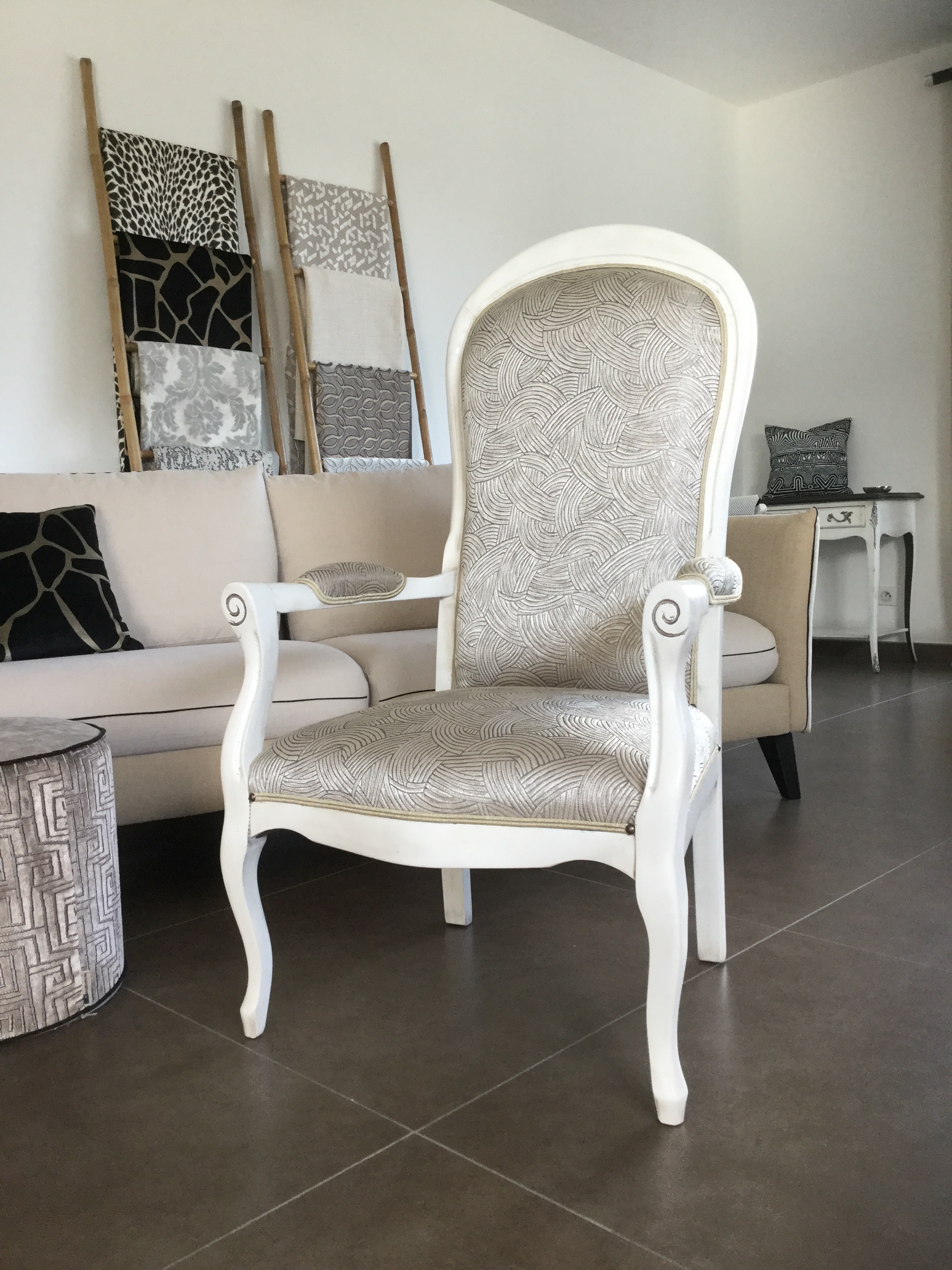 Atelierlesrenaissances tapissierdecorateur relookingmeuble tapissierbordeaux tapissiersaintmedardenjalles refectionfauteuil fauteuilvoltaire ebeniste stage formationtapisserie diy atelier
