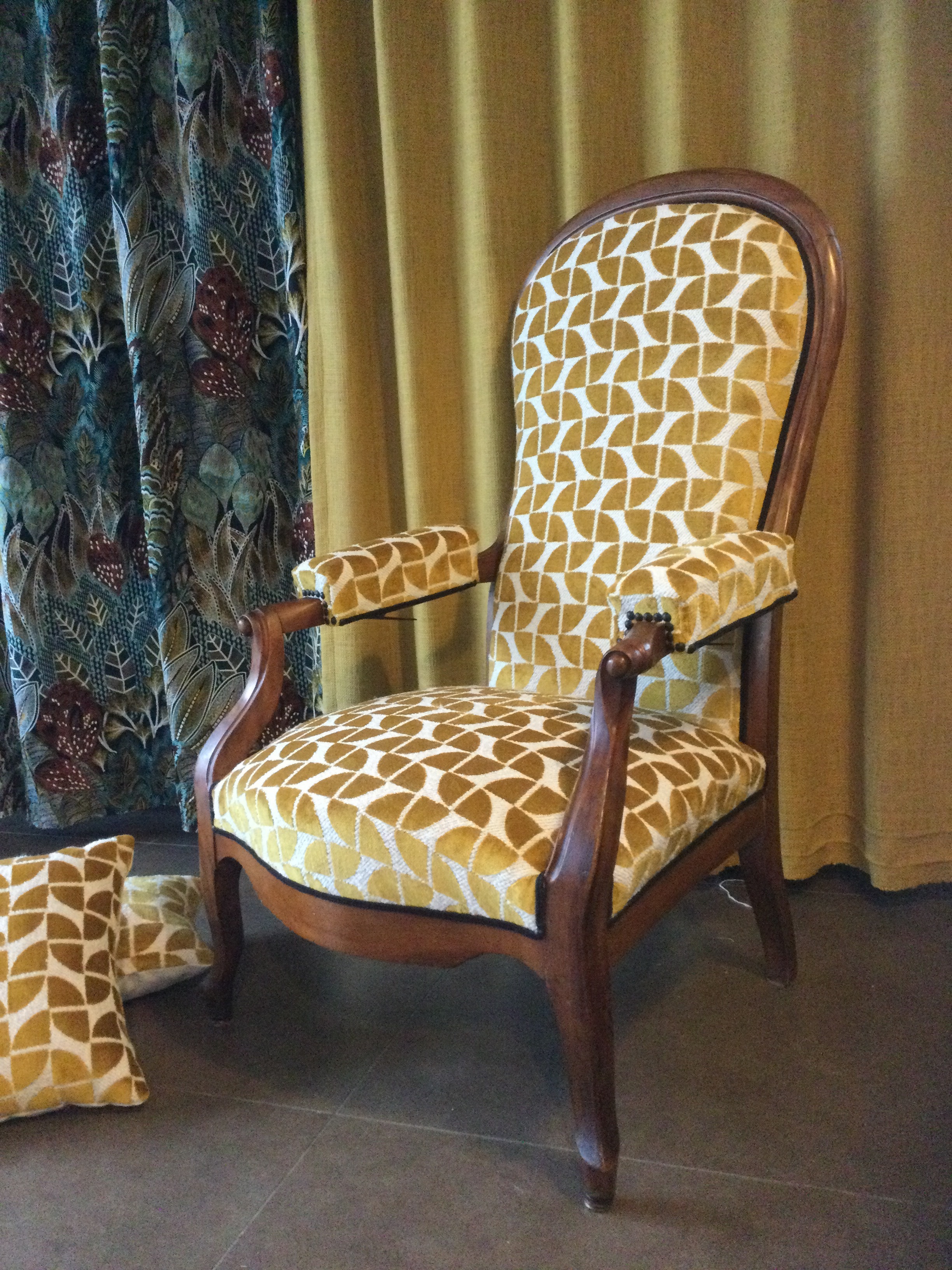 Atelierlesrenaissances tapissierdecorateur relookingmeuble tapissierbordeaux tapissiersaintmedardenjalles refectionfauteuil fauteuilvoltaire ebeniste stagetapisserie tapissierblanquefort