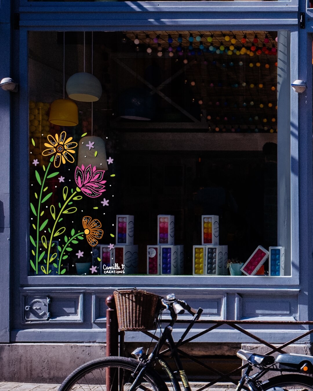 Peinture sur vitrine à Paris ou dans les Yvelines pour le Printemps, représentant des fleurs en bouquet