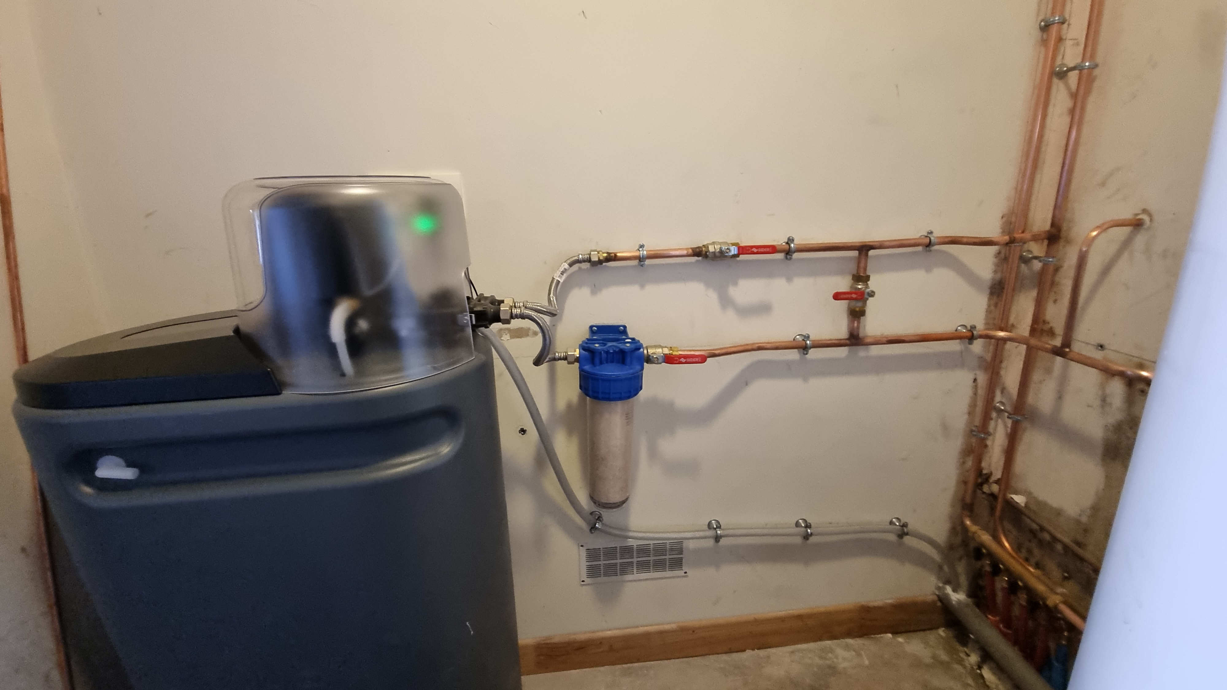 Pose d'un adoucisseur pour supprimer le calcaire. Dans le Calvados, la présence de calcaire est très élevé.
Modifications des arrivées d'eaux chaudes et d'eaux froides.
Installation de deux nourrices ou collecteurs pour distribuer l'eau.
Pose d'un filtre, d'un clapet anti-retour et d'un réducteur de pression (norme).
Artisan plombier
Rénovation de salle de bain, le dépannage sanitaire et l’installation d’adoucisseur autour de Caen. Devis gratuit.
FJP Plomberie.
FJP Plomberie Evrecy.
Evrecy, Verson, fontaine étoupefour, Gavrus, Esquay notre dame, Villers bocage, Mondeville, Carpiquet, Cheux, Mouen, Breteville sur odon, Breteville sur laize, Breteville l'orgueilleuse, Fontenay le pesnel, Tilly sur seulle, Sainte honorine du fay, Baron sur odon, Tourville sur odon, Caen, Venoix.
Evrecy, Verson, fontaine étoupefour, Gavrus, Esquay notre dame, Villers bocage, Mondeville, Carpiquet, Cheux, Mouen, Breteville sur odon, Breteville sur laize, Breteville l'orgueilleuse, Fontenay le pesnel, Tilly sur seulle, Sainte honorine du fay, Baron sur odon, Tourville sur odon, Caen, Venoix.