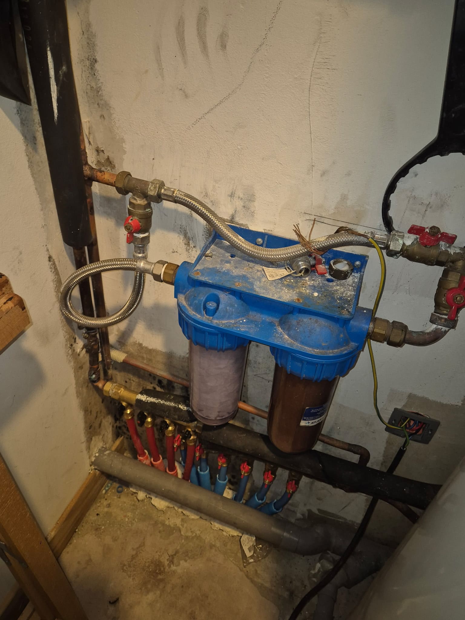 L'eau est relativement calcaire dans notre région (Cavados). Installation d'un adoucisseur au garage.
Démontage du filtre et flexibles.
Plombier fontenay le pesnel.