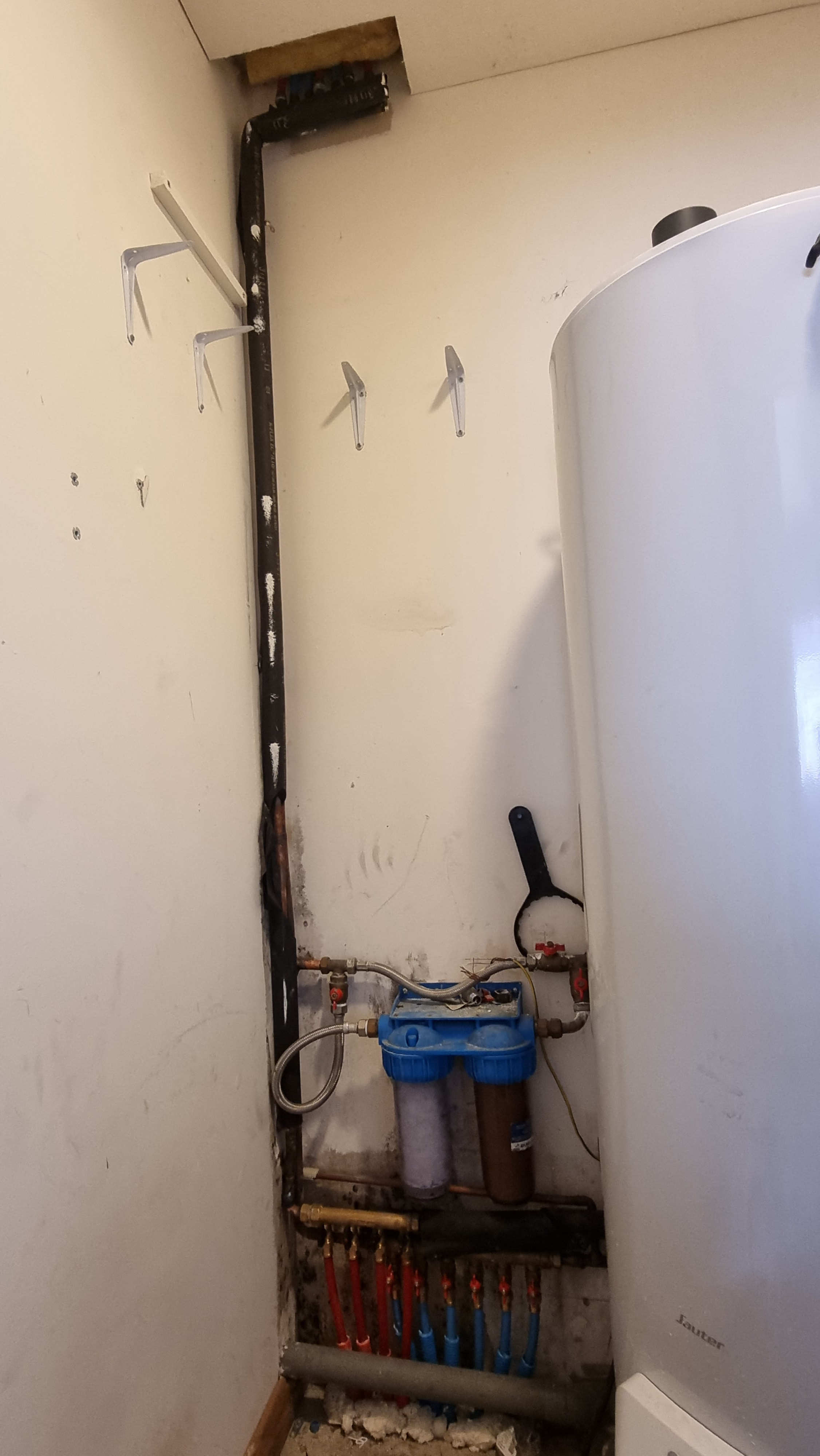 Pose d'un adoucisseur pour supprimer le calcaire. Dans le Calvados, la présence de calcaire est très élevé.
Modifications des arrivées d'eaux chaudes et d'eaux froides.
Installation de deux nourrices ou collecteurs pour distribuer l'eau.
Pose d'un filtre, d'un clapet anti-retour et d'un réducteur de pression (norme).
Artisan plombier
Rénovation de salle de bain, le dépannage sanitaire et l’installation d’adoucisseur autour de Caen. Devis gratuit.
FJP Plomberie.
FJP Plomberie Evrecy.
Evrecy, Verson, fontaine étoupefour, Gavrus, Esquay notre dame, Villers bocage, Mondeville, Carpiquet, Cheux, Mouen, Breteville sur odon, Breteville sur laize, Breteville l'orgueilleuse, Fontenay le pesnel, Tilly sur seulle, Sainte honorine du fay, Baron sur odon, Tourville sur odon, Caen, Venoix.
Evrecy, Verson, fontaine étoupefour, Gavrus, Esquay notre dame, Villers bocage, Mondeville, Carpiquet, Cheux, Mouen, Breteville sur odon, Breteville sur laize, Breteville l'orgueilleuse, Fontenay le pesnel, Tilly sur seulle, Sainte honorine du fay, Baron sur odon, Tourville sur odon, Caen, Venoix, Plombier Noyers bocage.