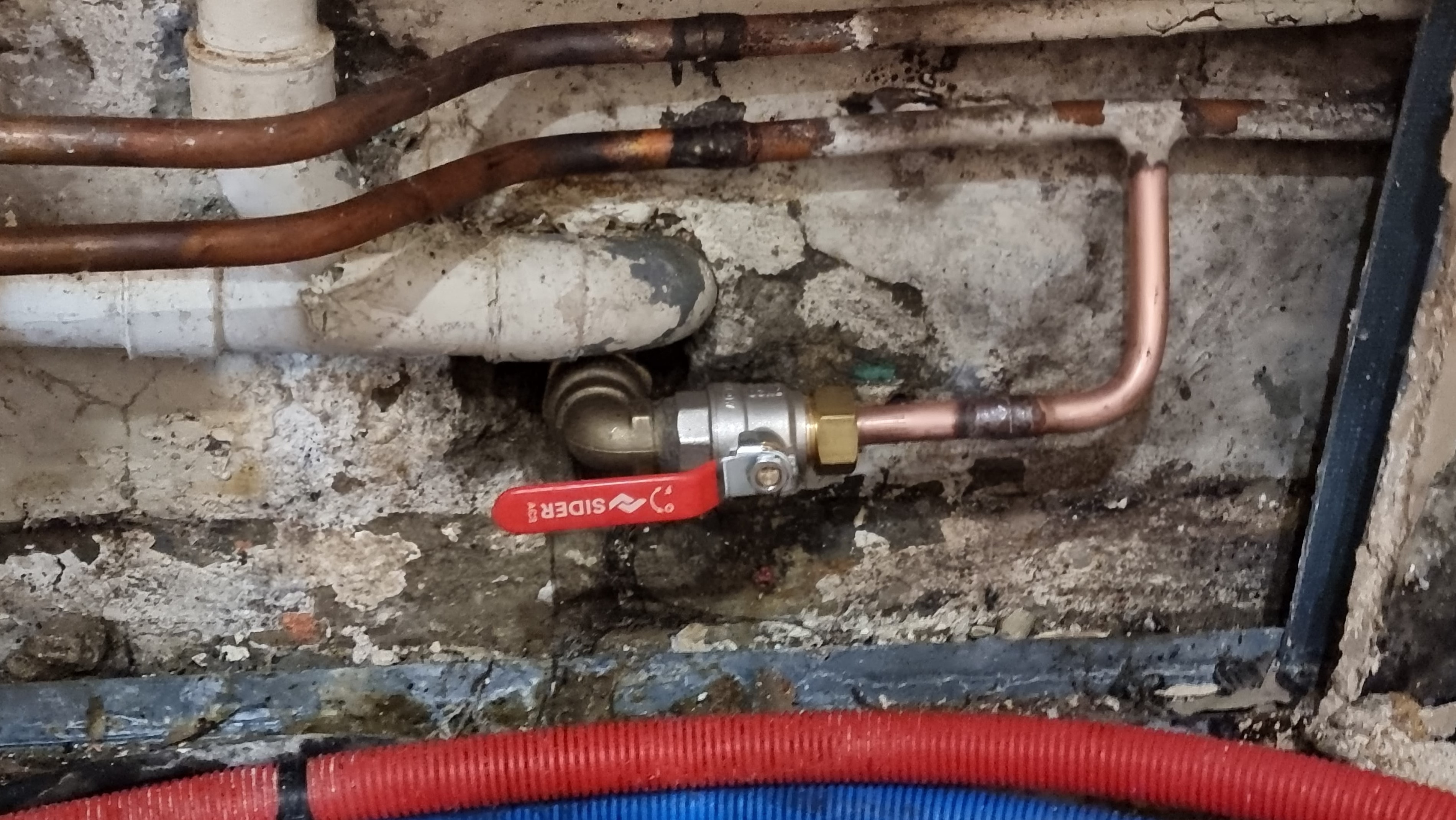 Dégât des eaux. Fuite importante au niveau de la cuisine derrière les meubles. 
Constat, c'est le tube en cuivre qui était fissuré.
Suppression du flexible = risque de fuite, mise en place d'une vanne d'arrêt et réparation du tube en cuivre.
Plombier Esquay notre dame.
