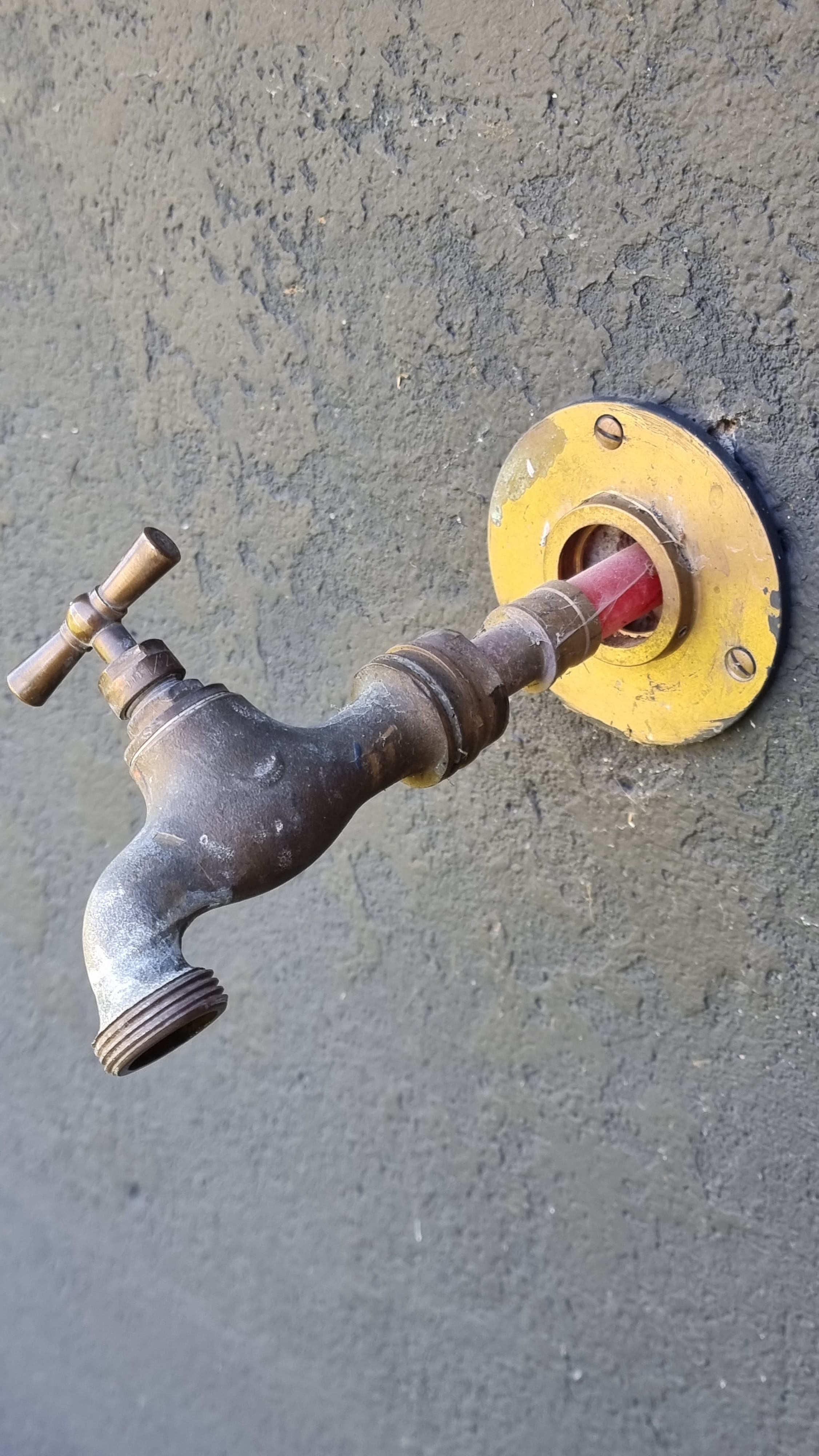 Robinet de puisage ou exterieur = Fuite d'eau (PER percé).
Plombier Villers bocage.