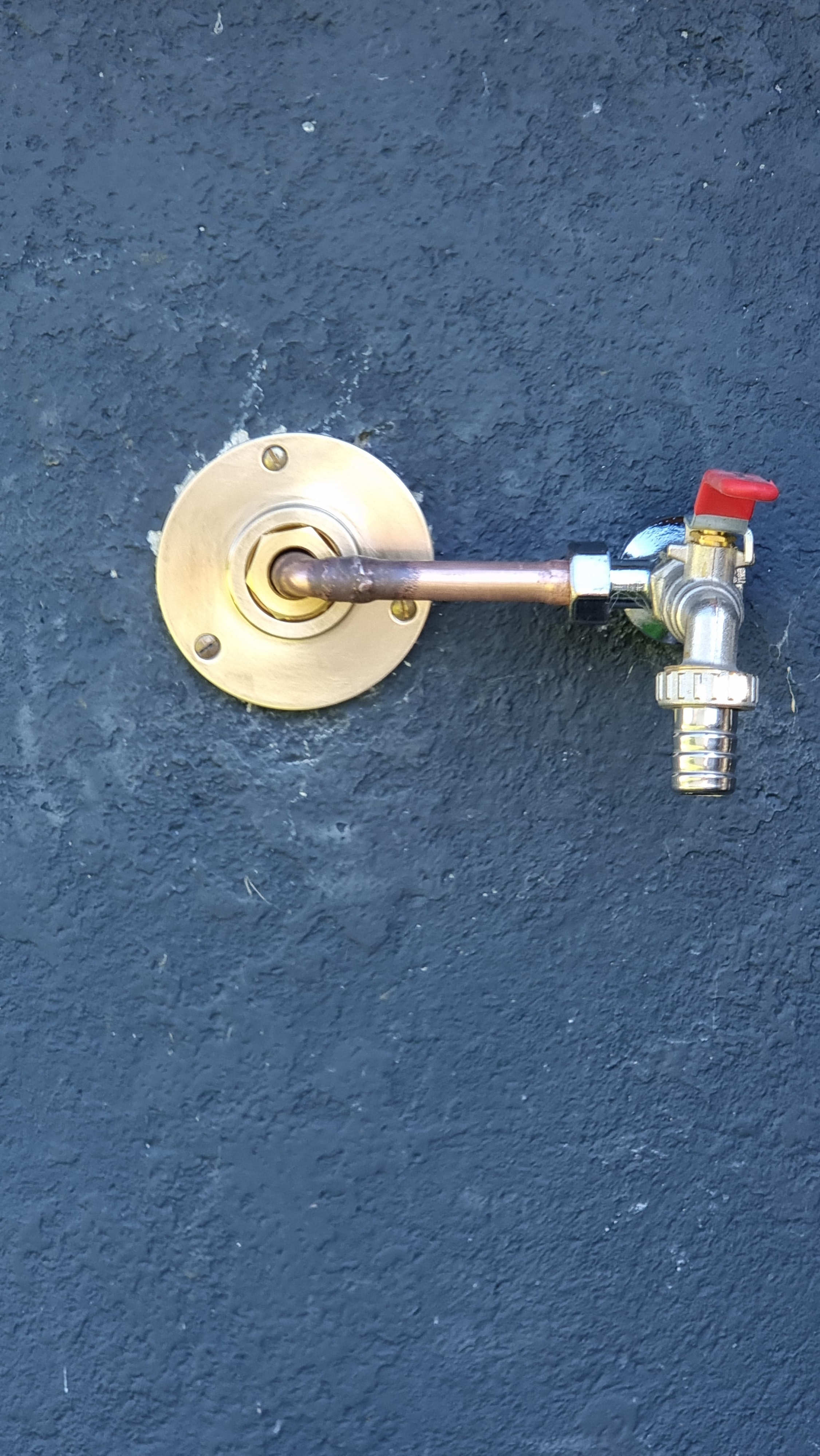 Robinet de puisage ou exterieur = Fuite d'eau.
Réparation fuite PER = pose d'un tube en cuivre.
Plombier Villers bocage.